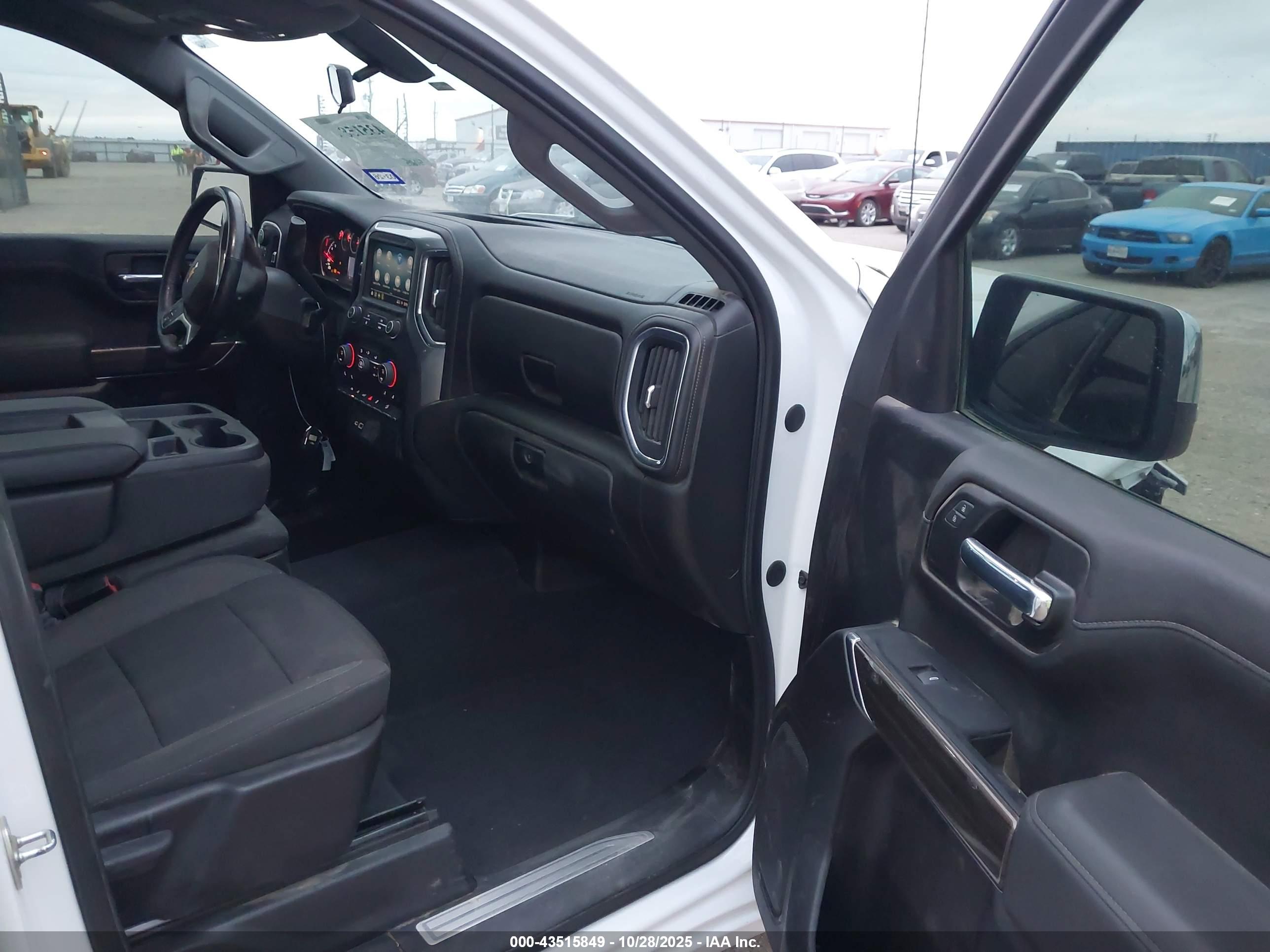 CHEVROLET SILVERADO image 5