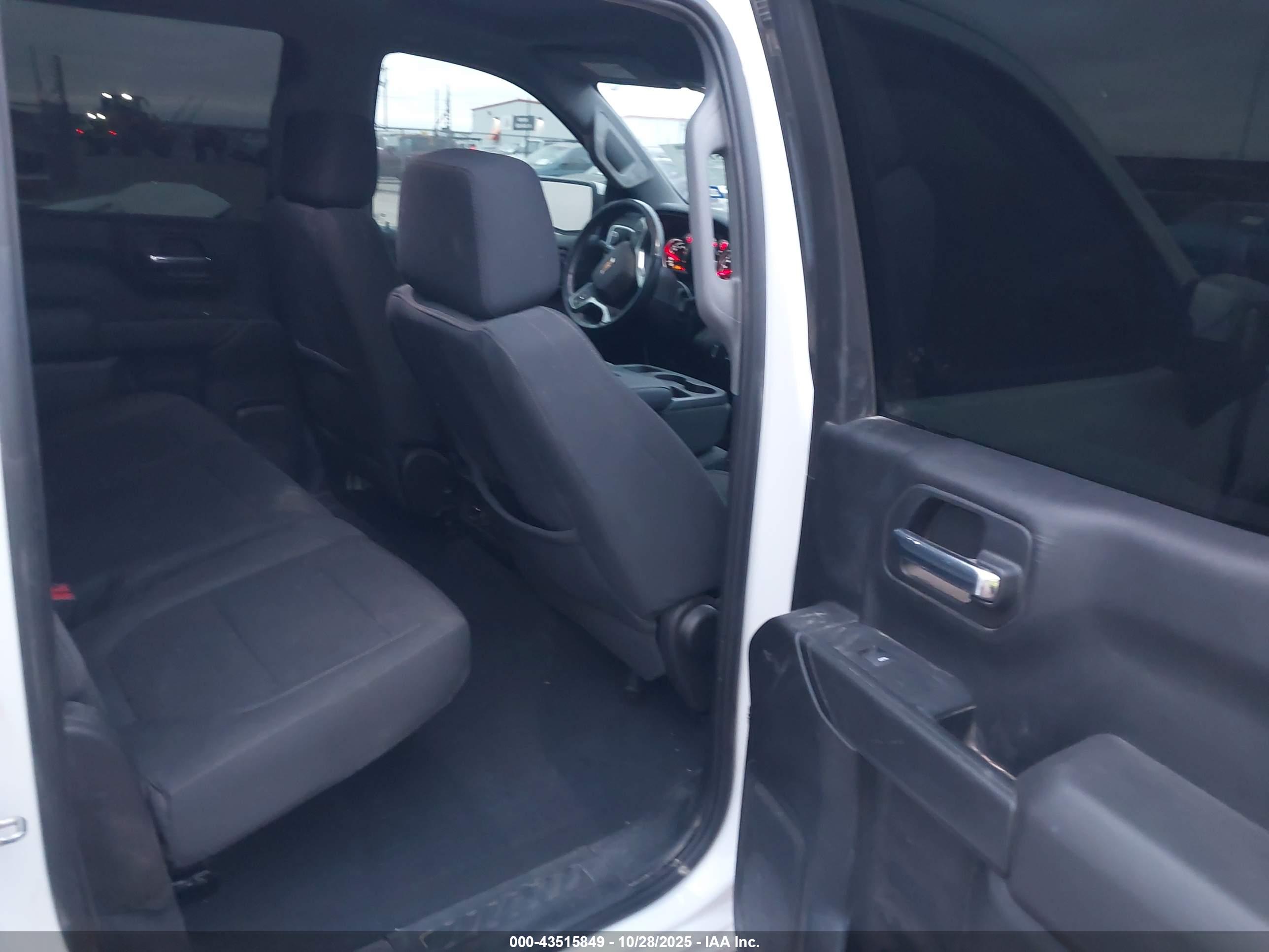 CHEVROLET SILVERADO image 8