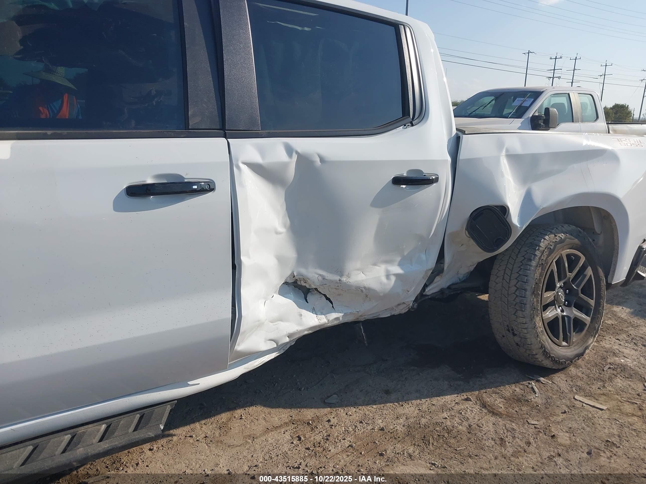 CHEVROLET SILVERADO image 6