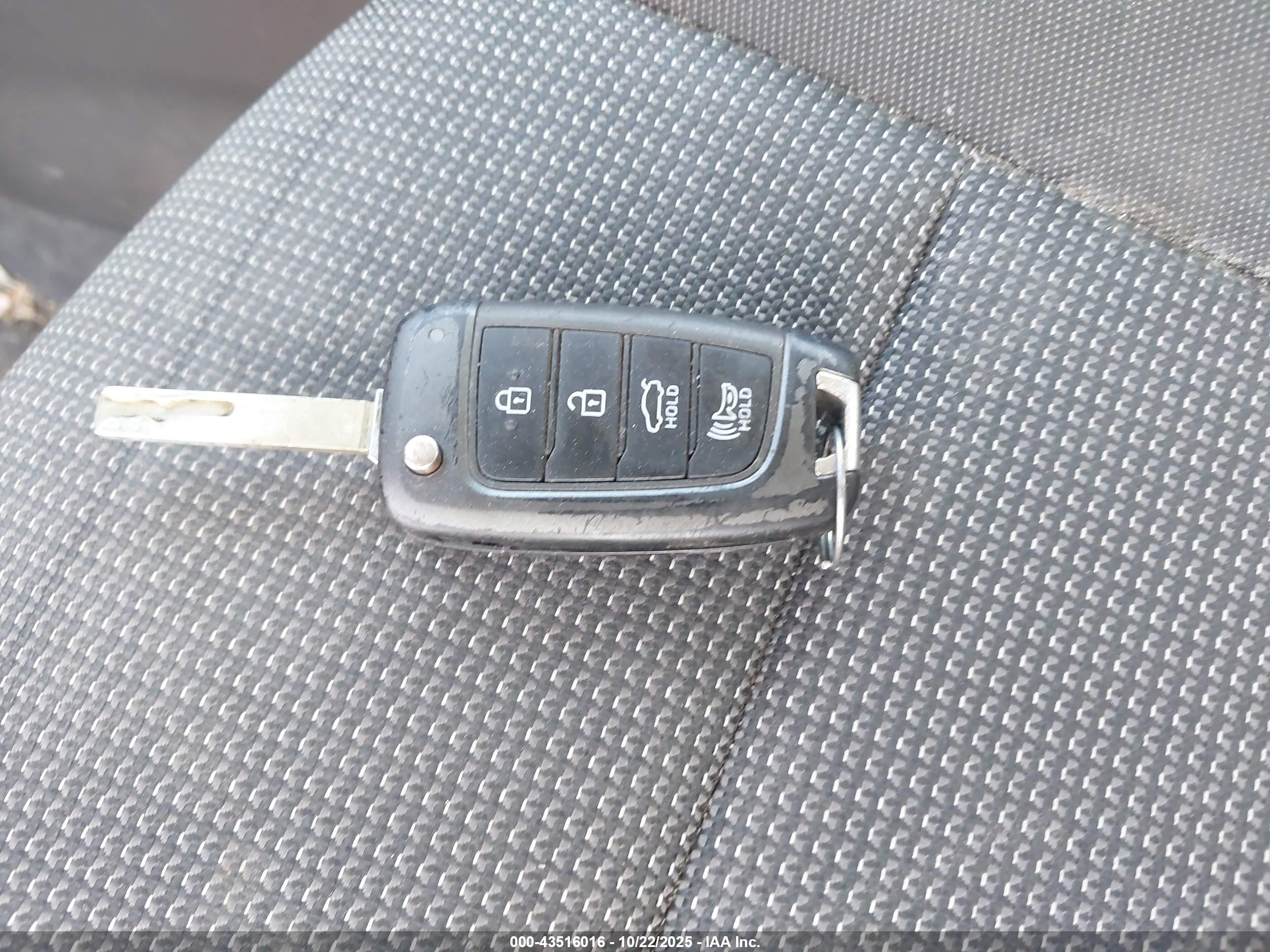 HYUNDAI ACCENT image 11