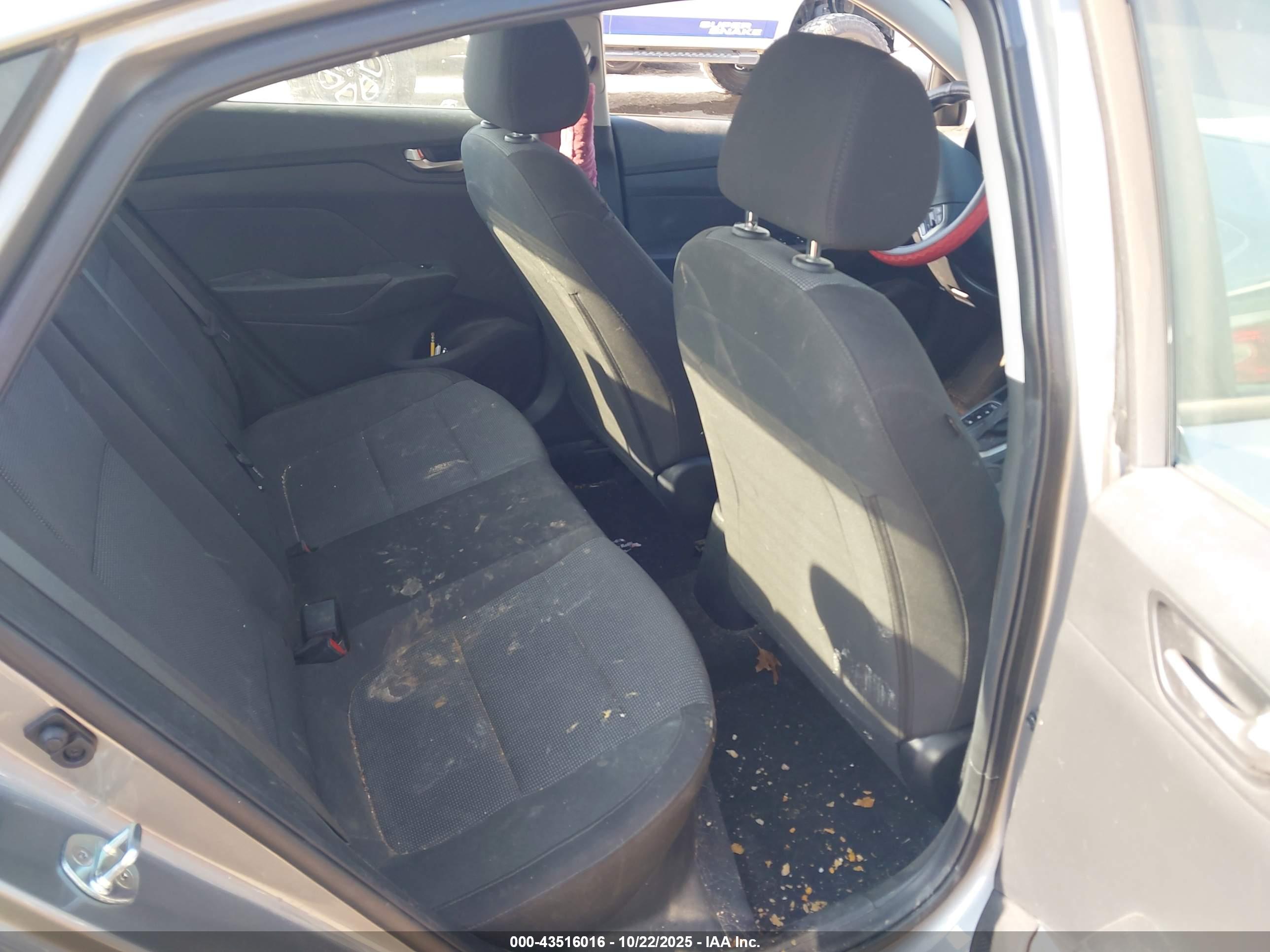 HYUNDAI ACCENT image 8