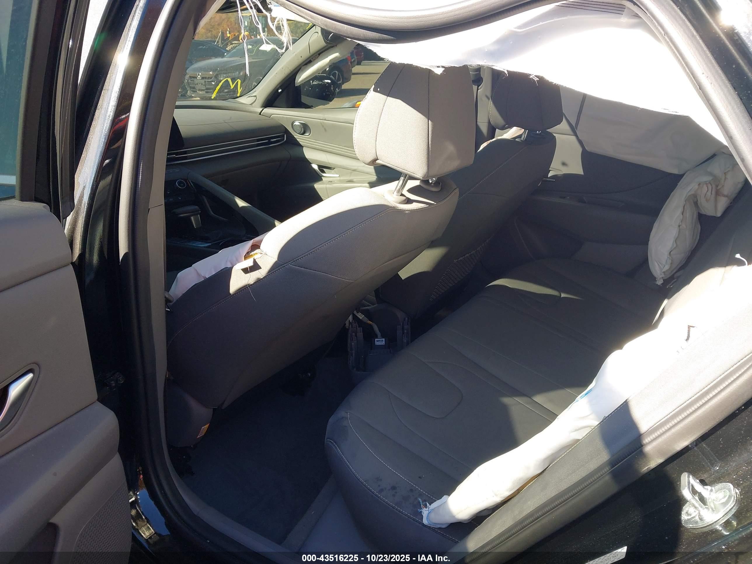 HYUNDAI ELANTRA image 8