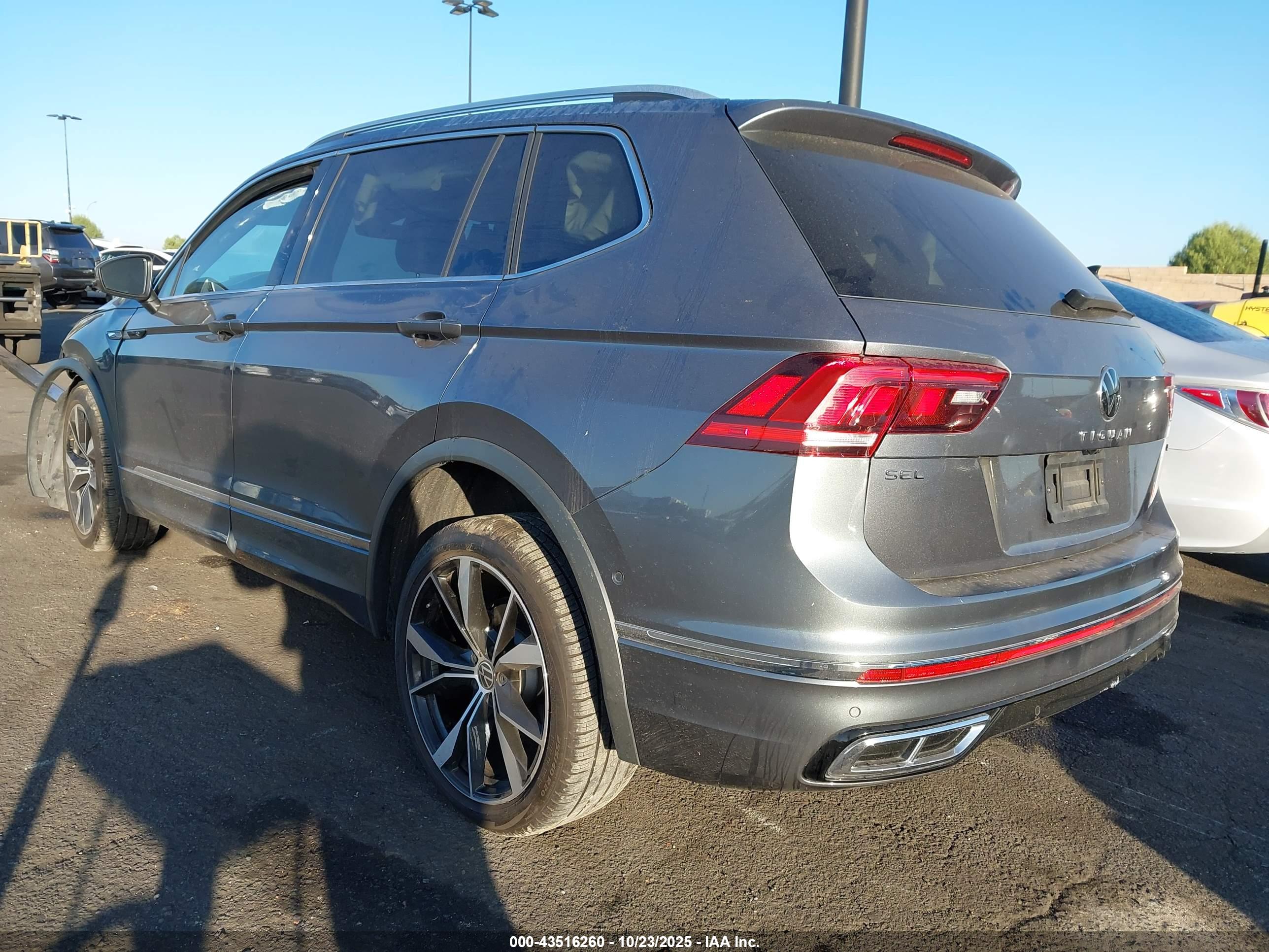 VOLKSWAGEN TIGUAN image 3