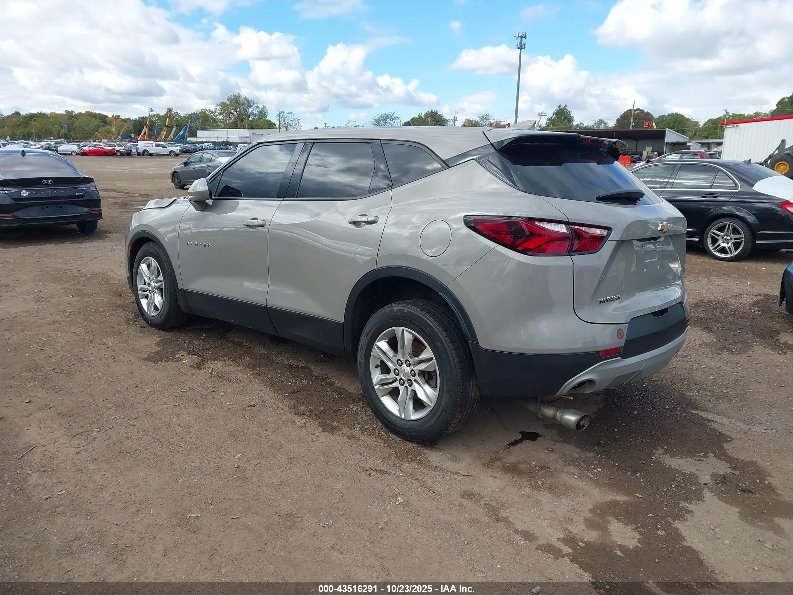 CHEVROLET BLAZER image 3