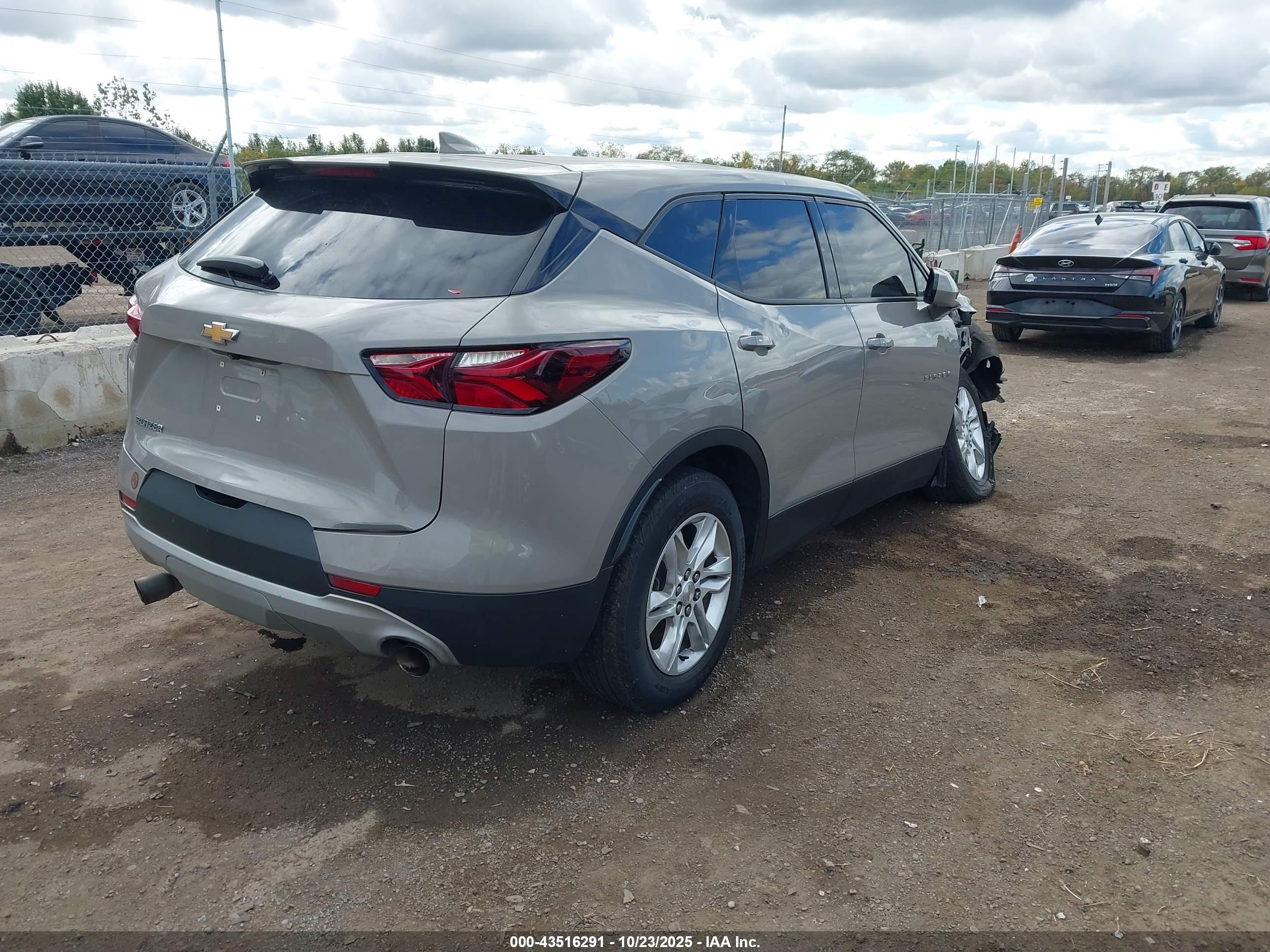 CHEVROLET BLAZER image 4