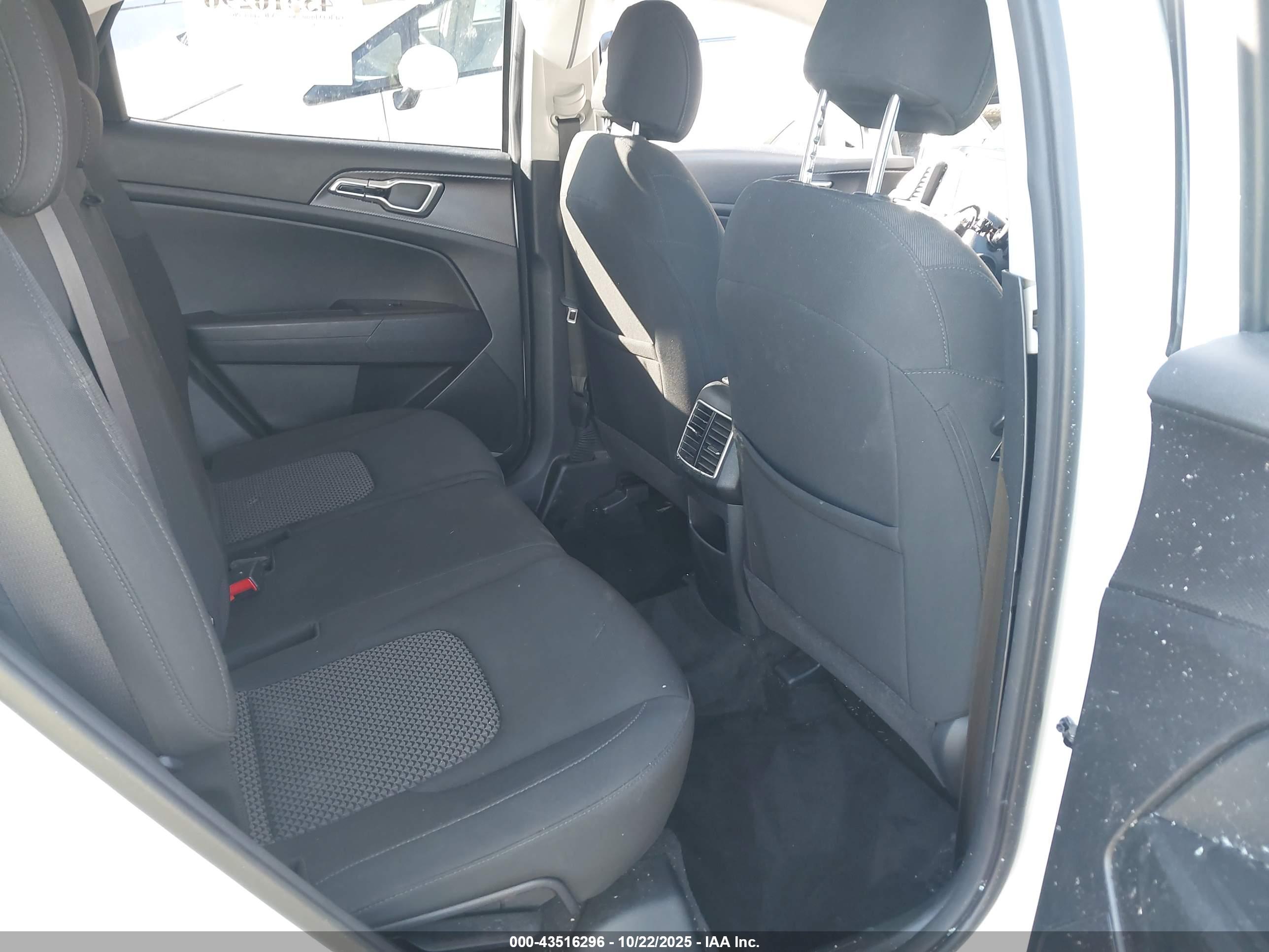 KIA SPORTAGE image 8