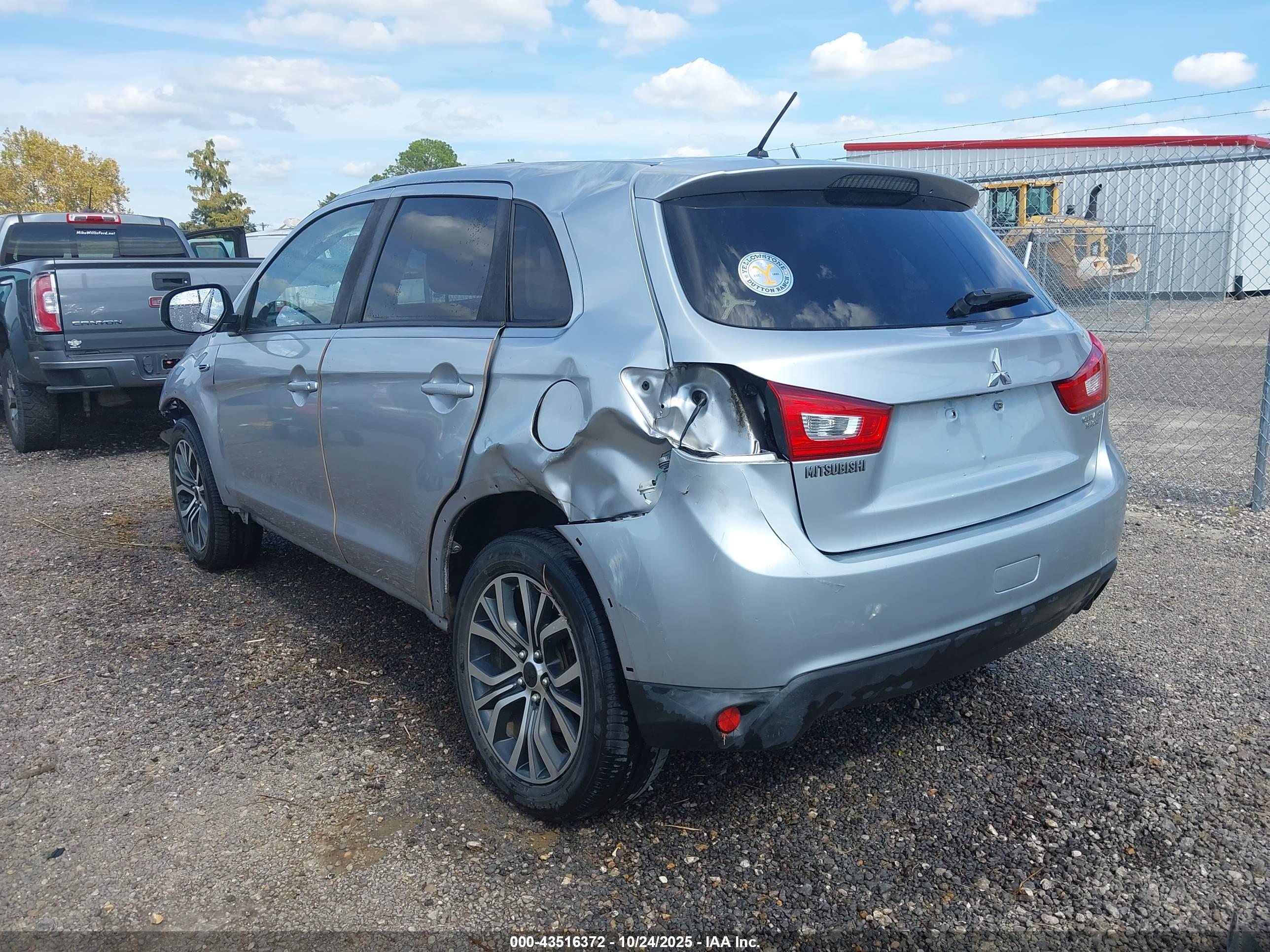 MITSUBISHI OUTLANDER image 3