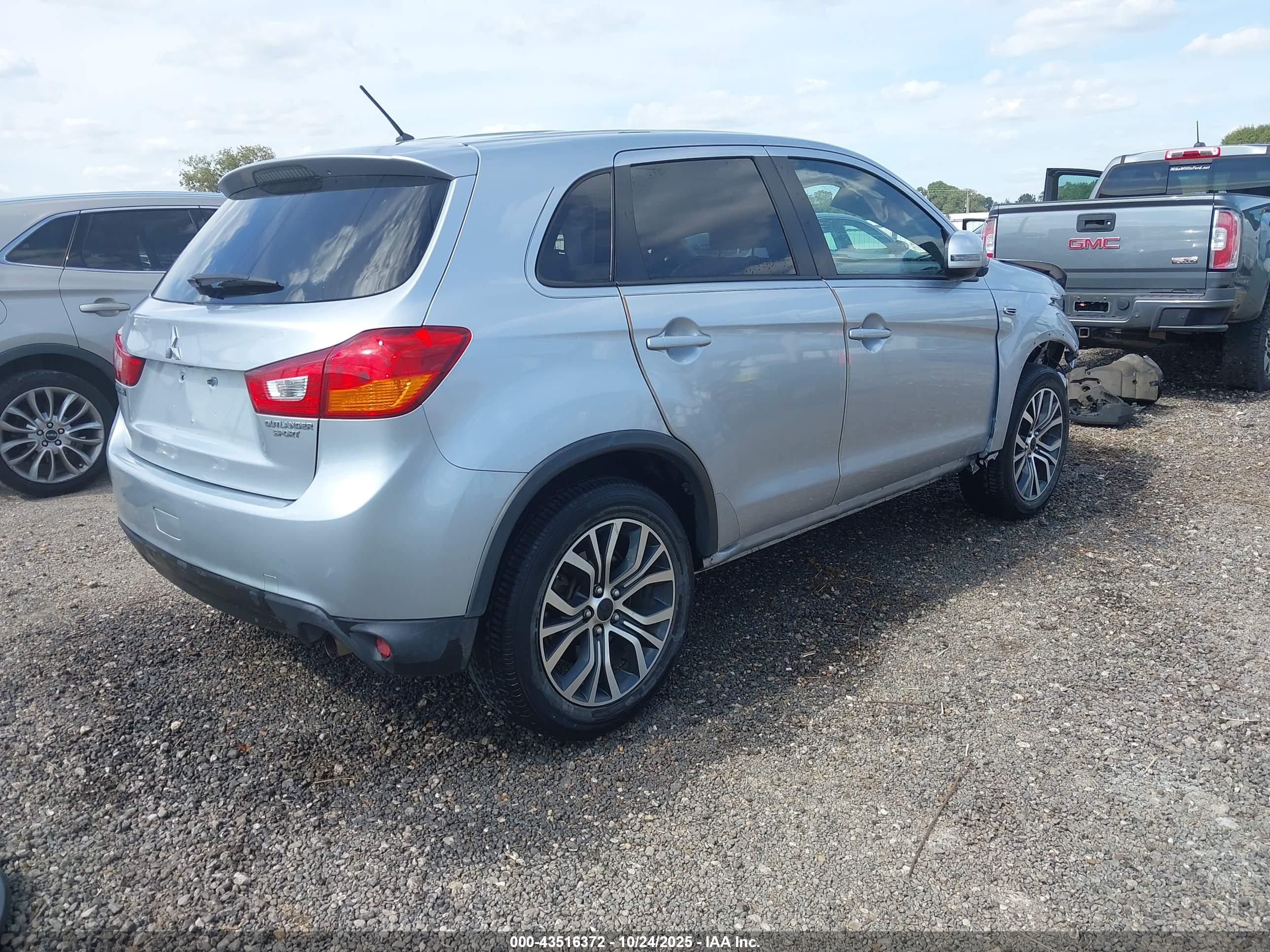 MITSUBISHI OUTLANDER image 4