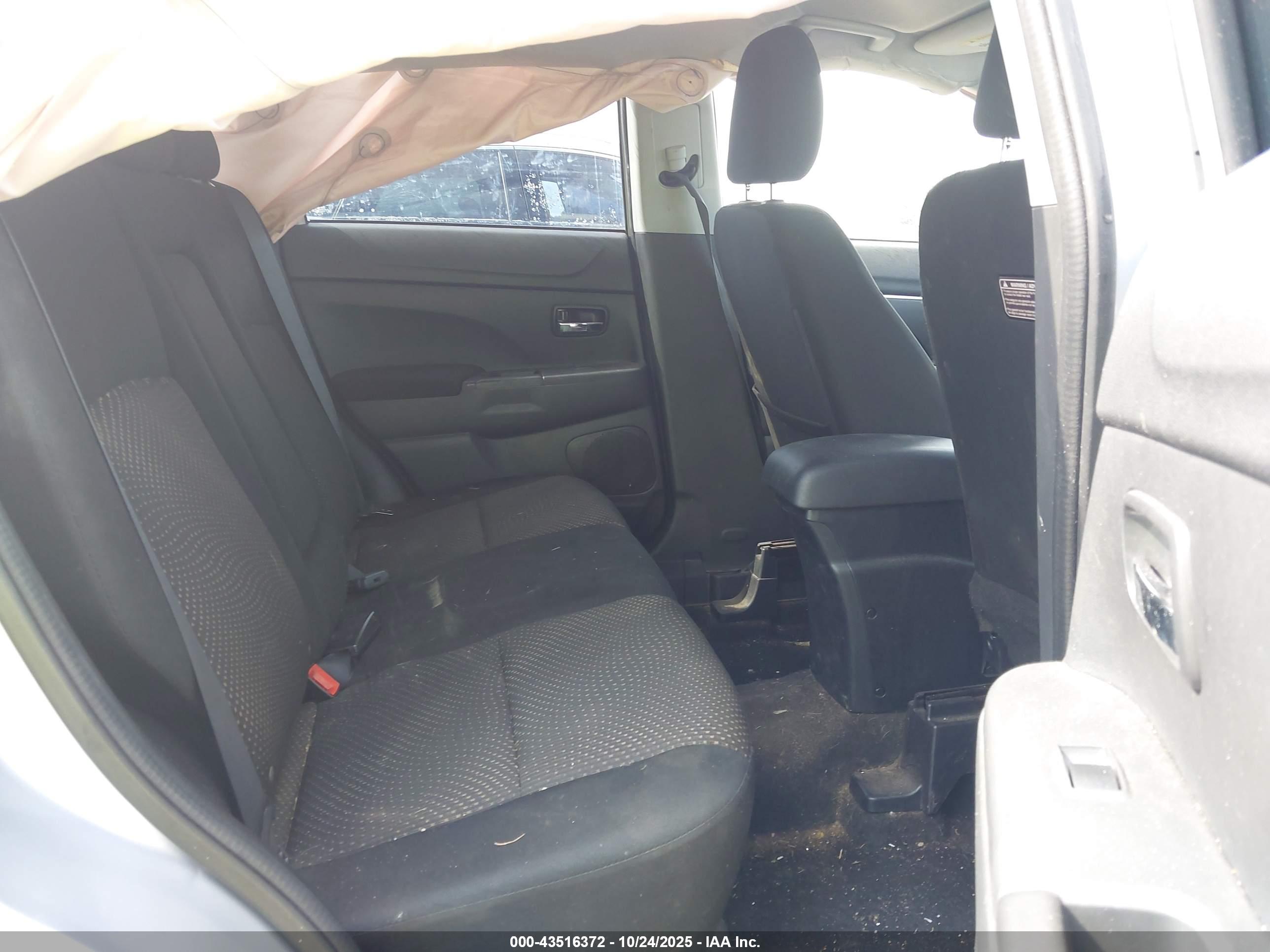 MITSUBISHI OUTLANDER image 8
