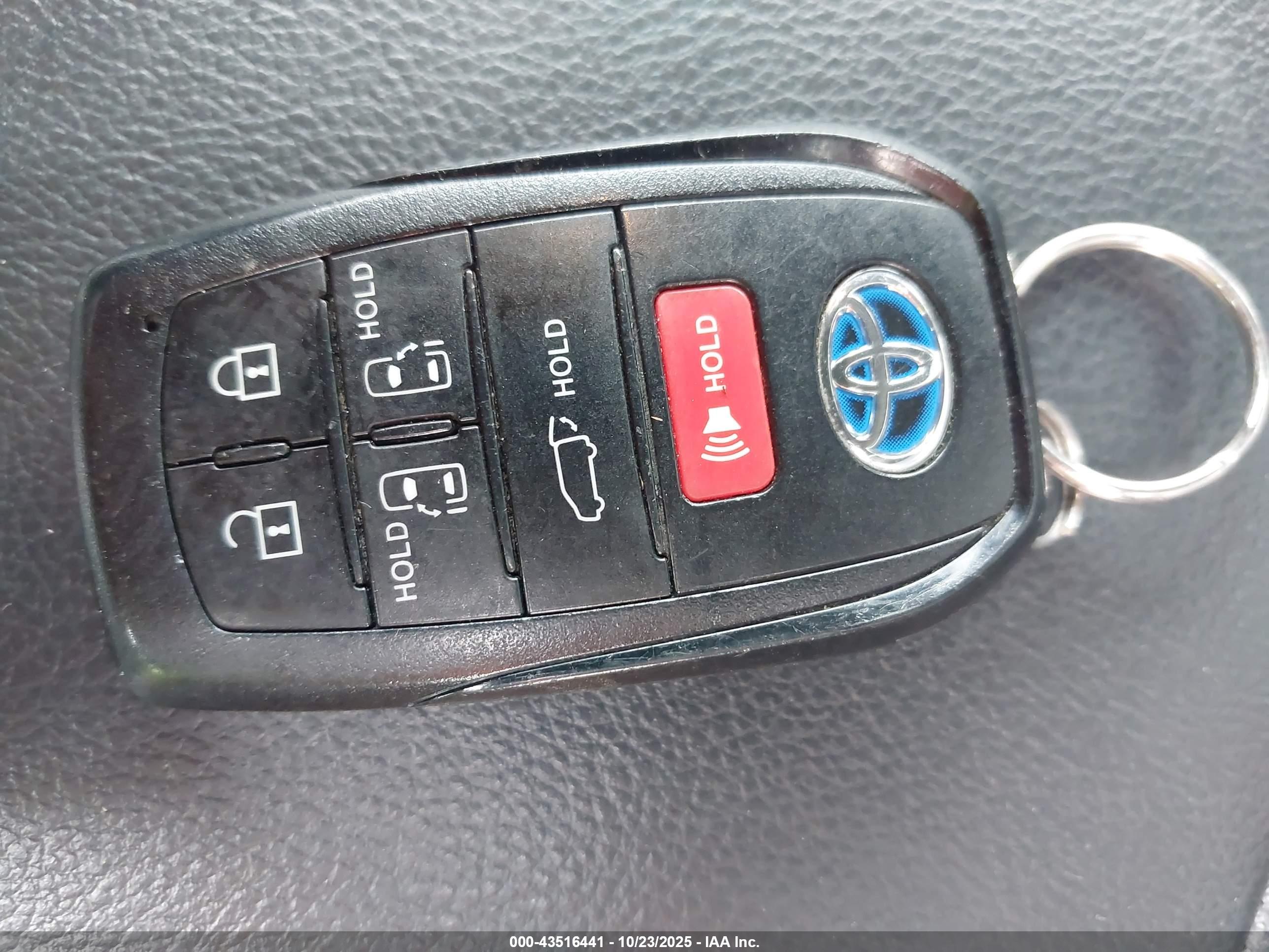 TOYOTA SIENNA image 11