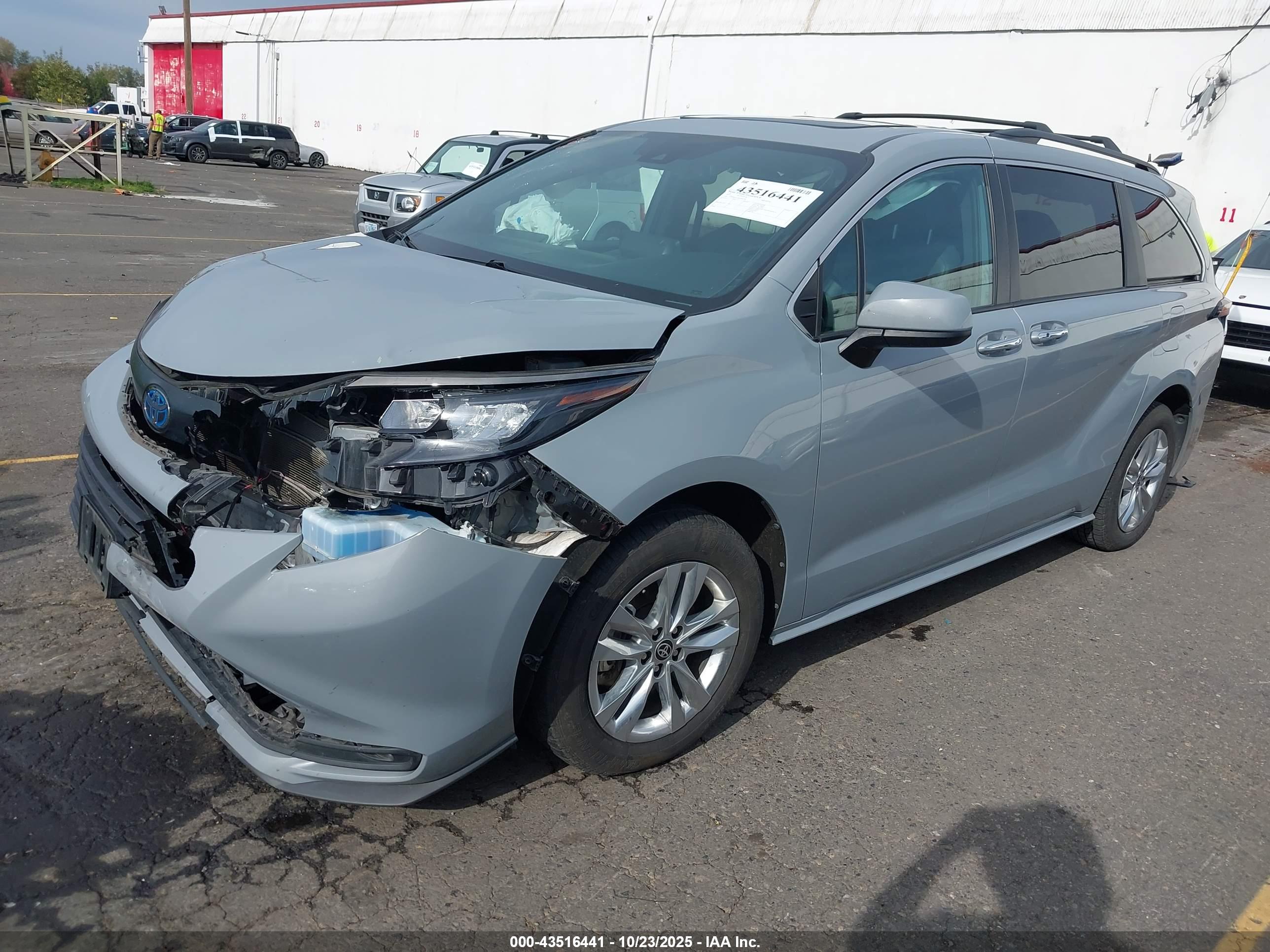 TOYOTA SIENNA image 2