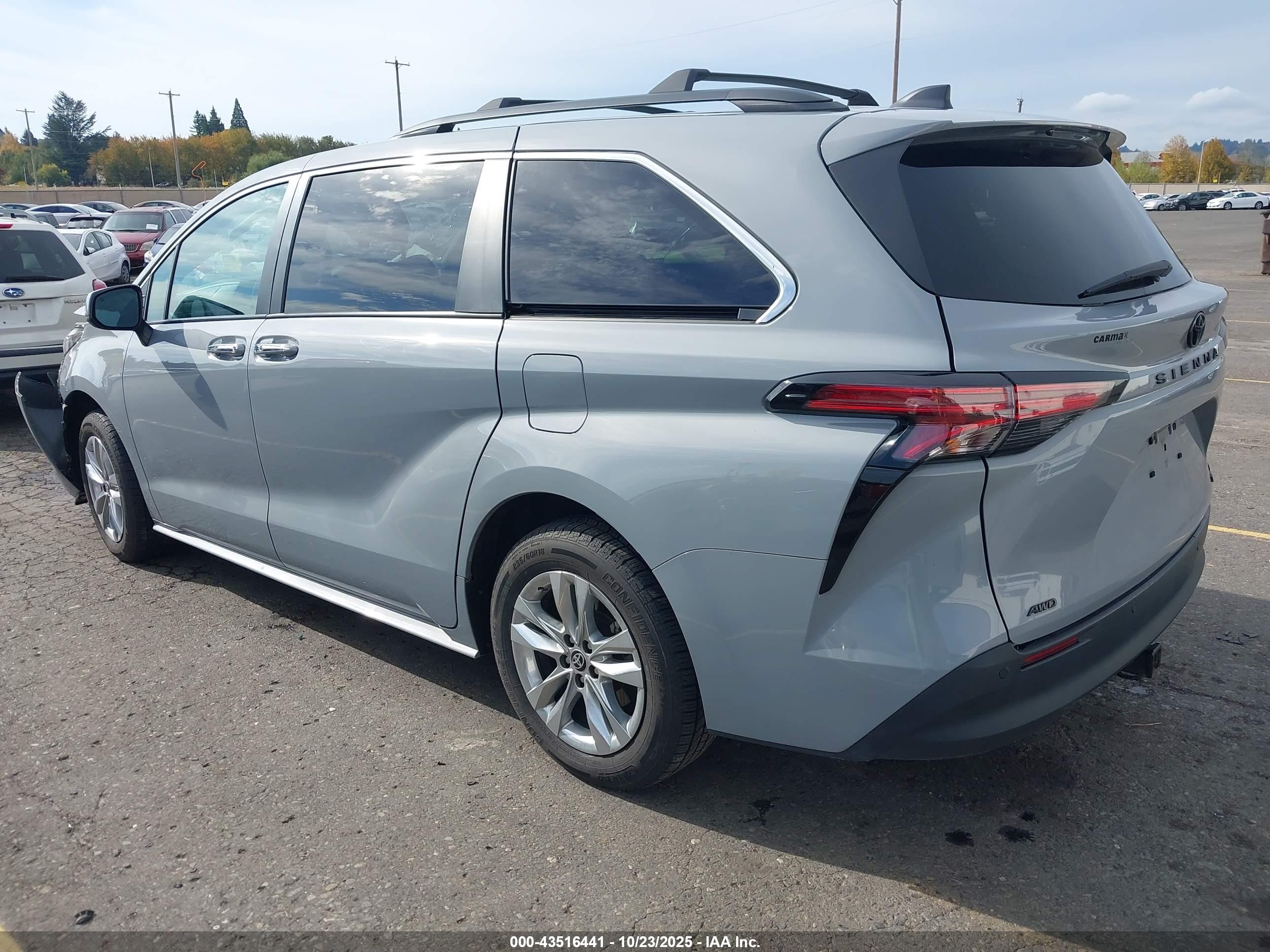 TOYOTA SIENNA image 3