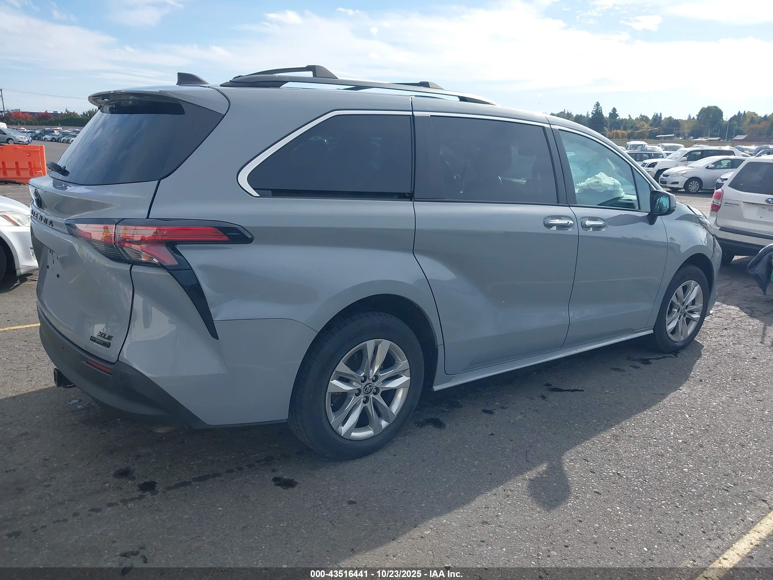 TOYOTA SIENNA image 4