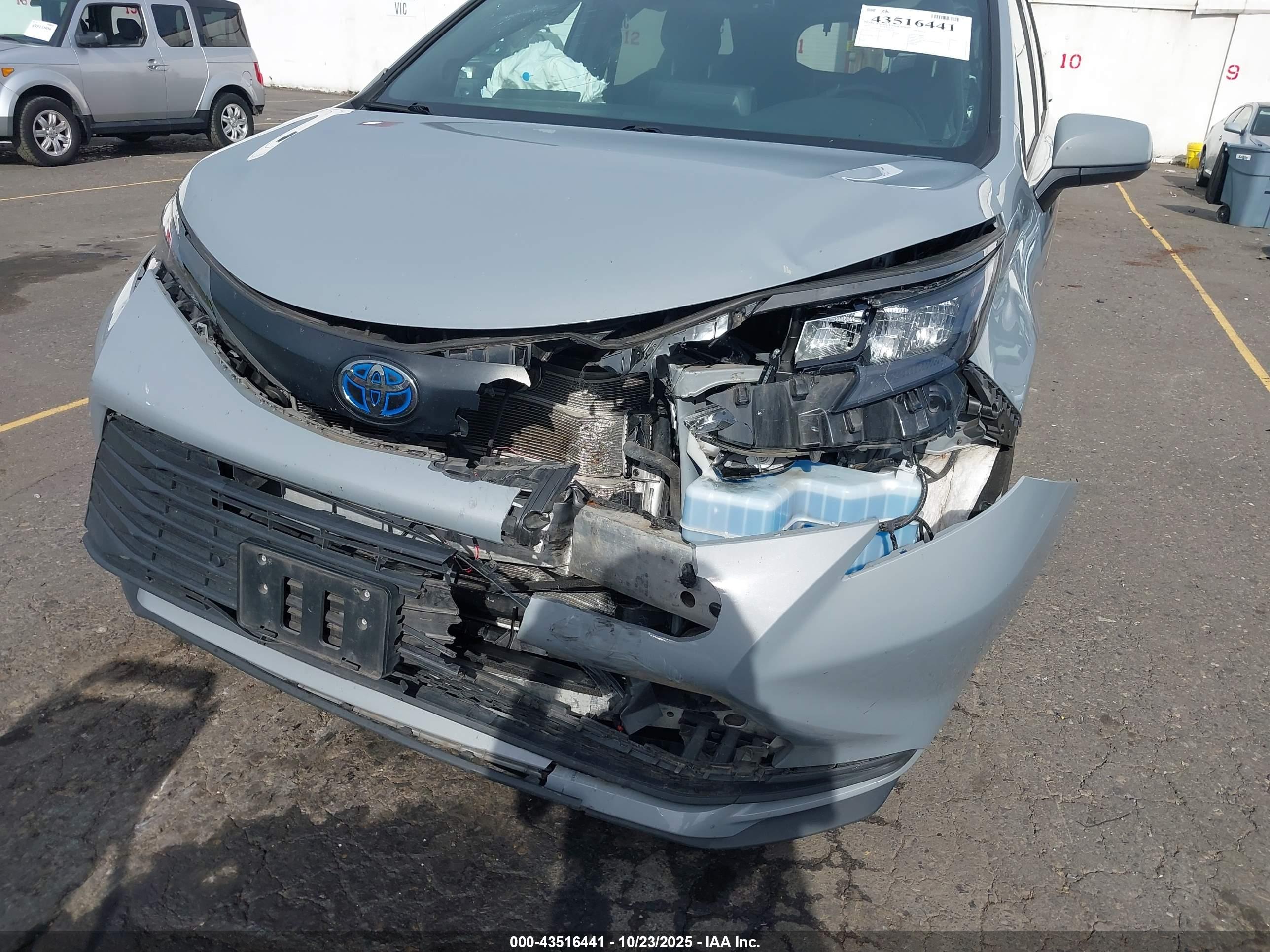 TOYOTA SIENNA image 6