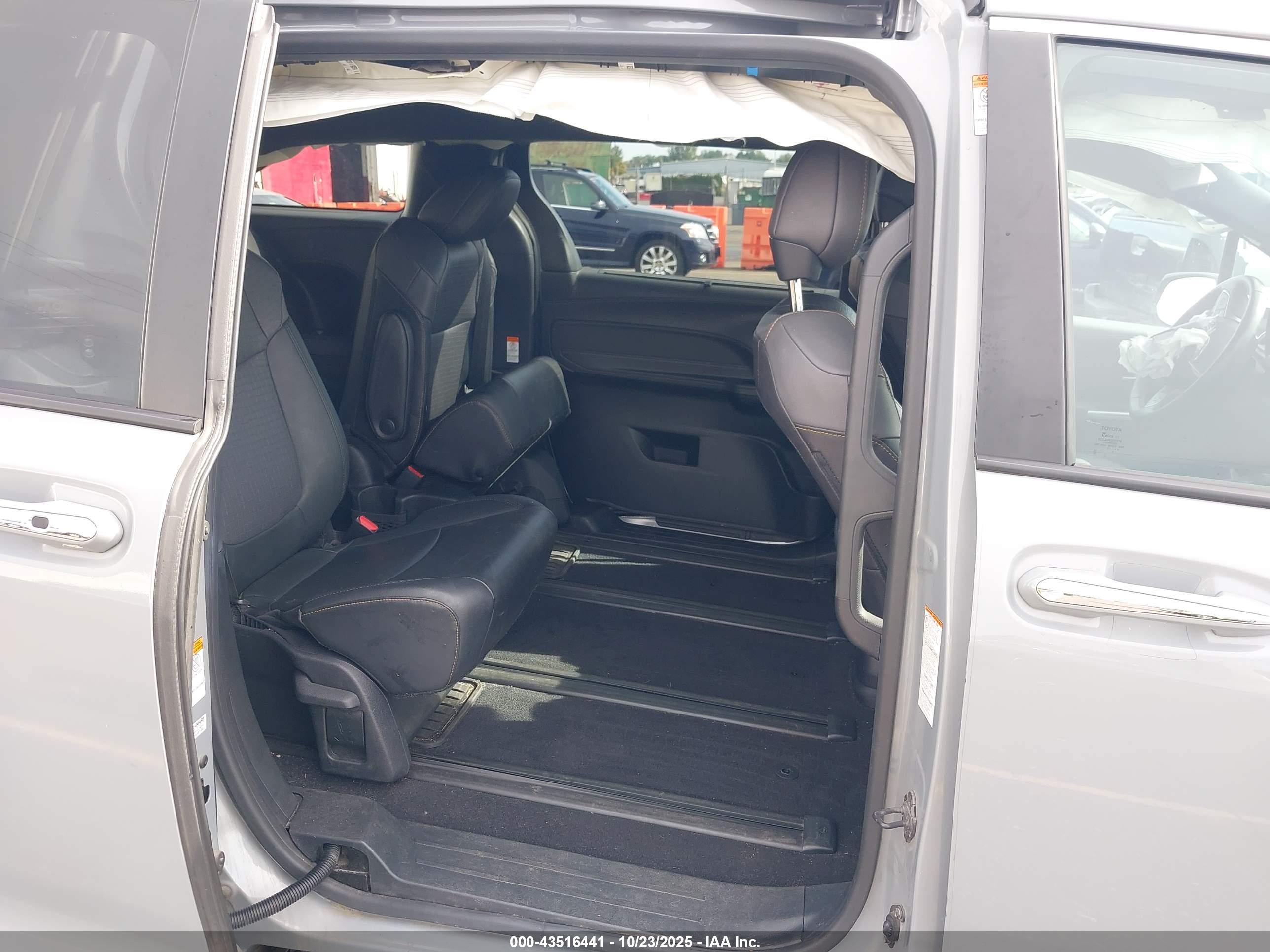 TOYOTA SIENNA image 8