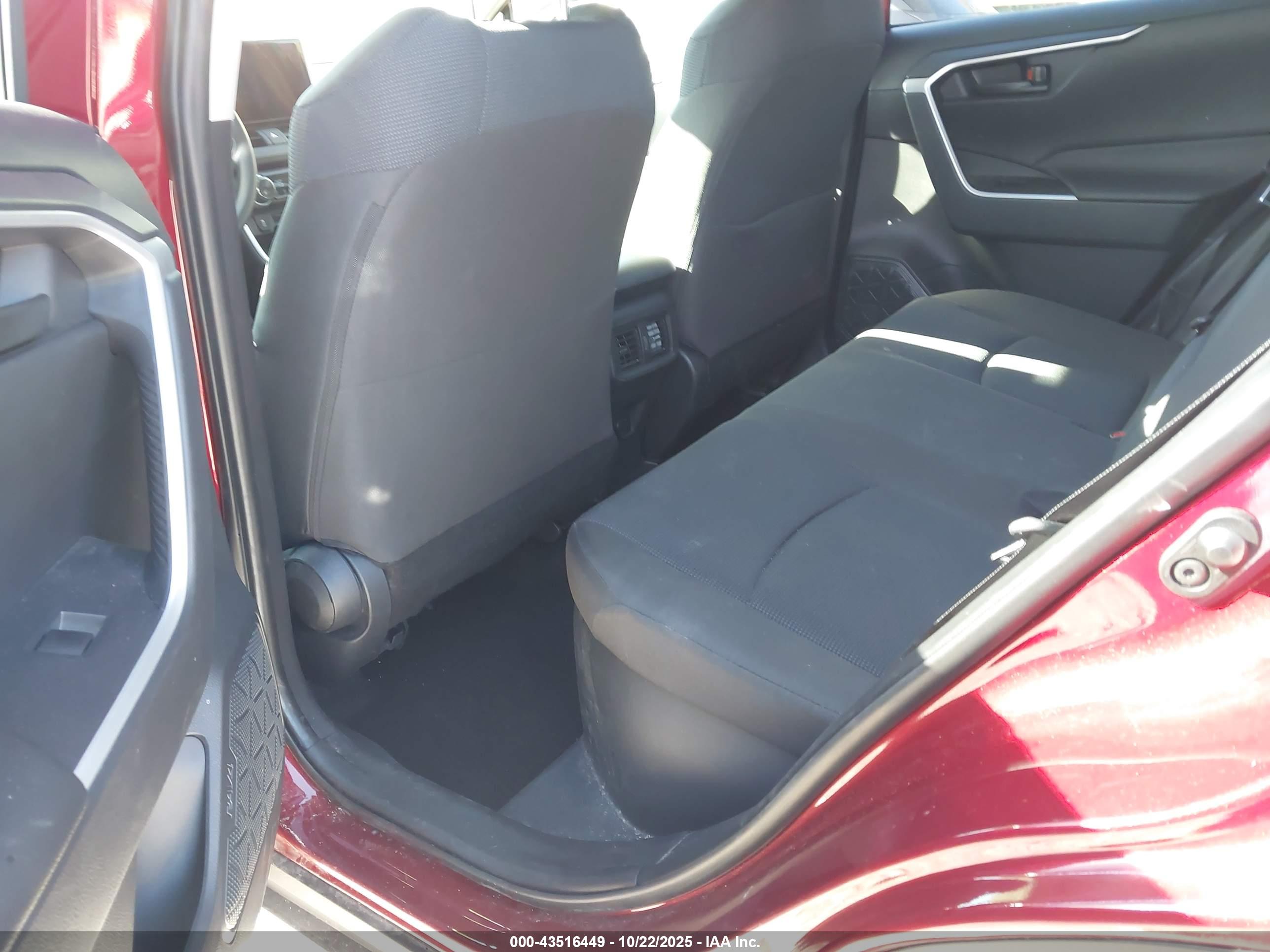 TOYOTA RAV4 image 8
