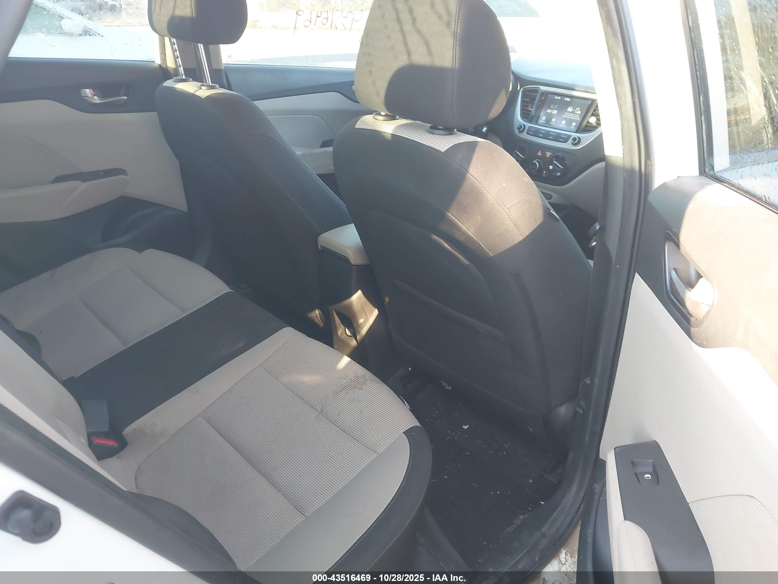 HYUNDAI ACCENT image 8