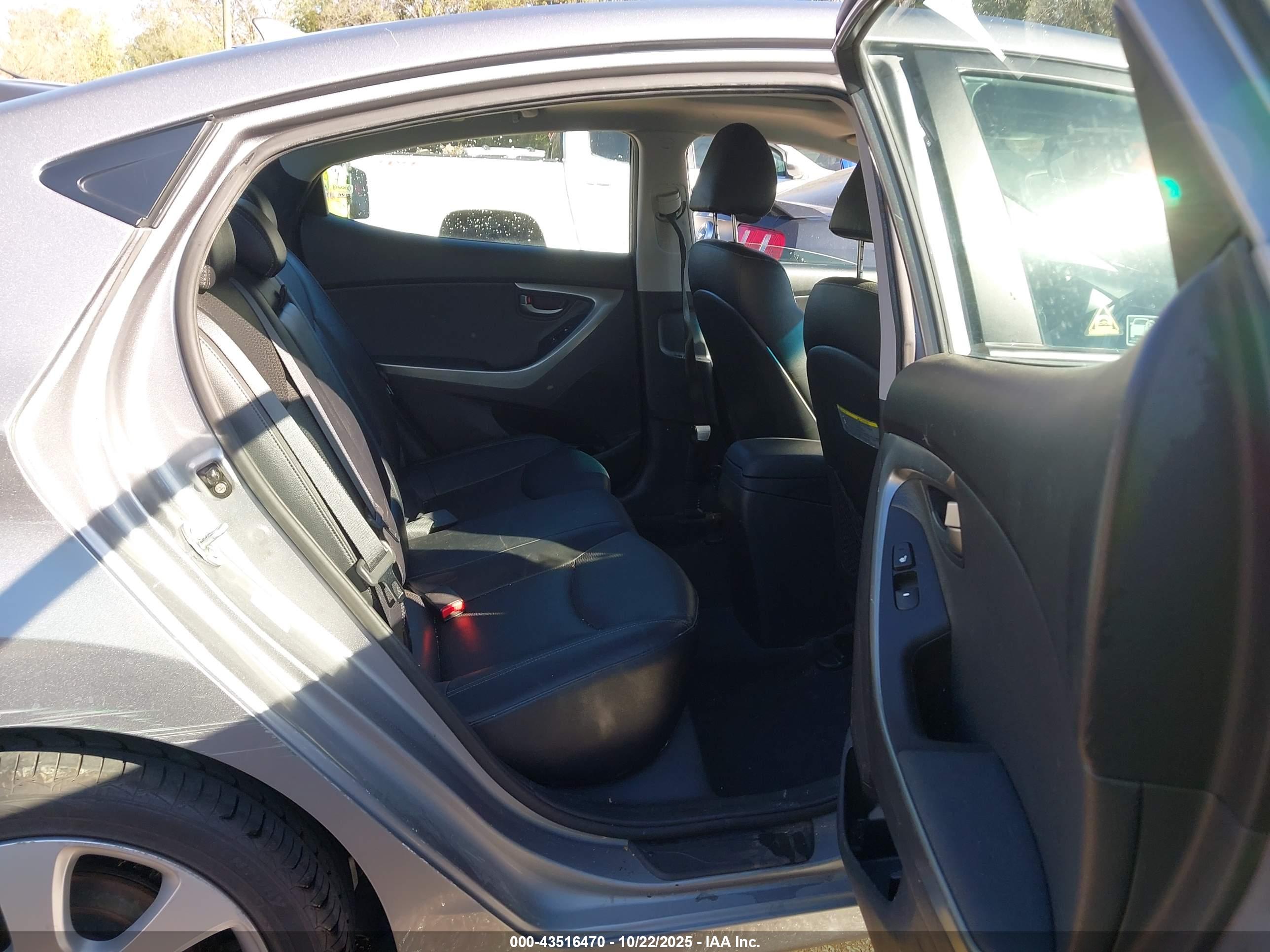 HYUNDAI ELANTRA image 8