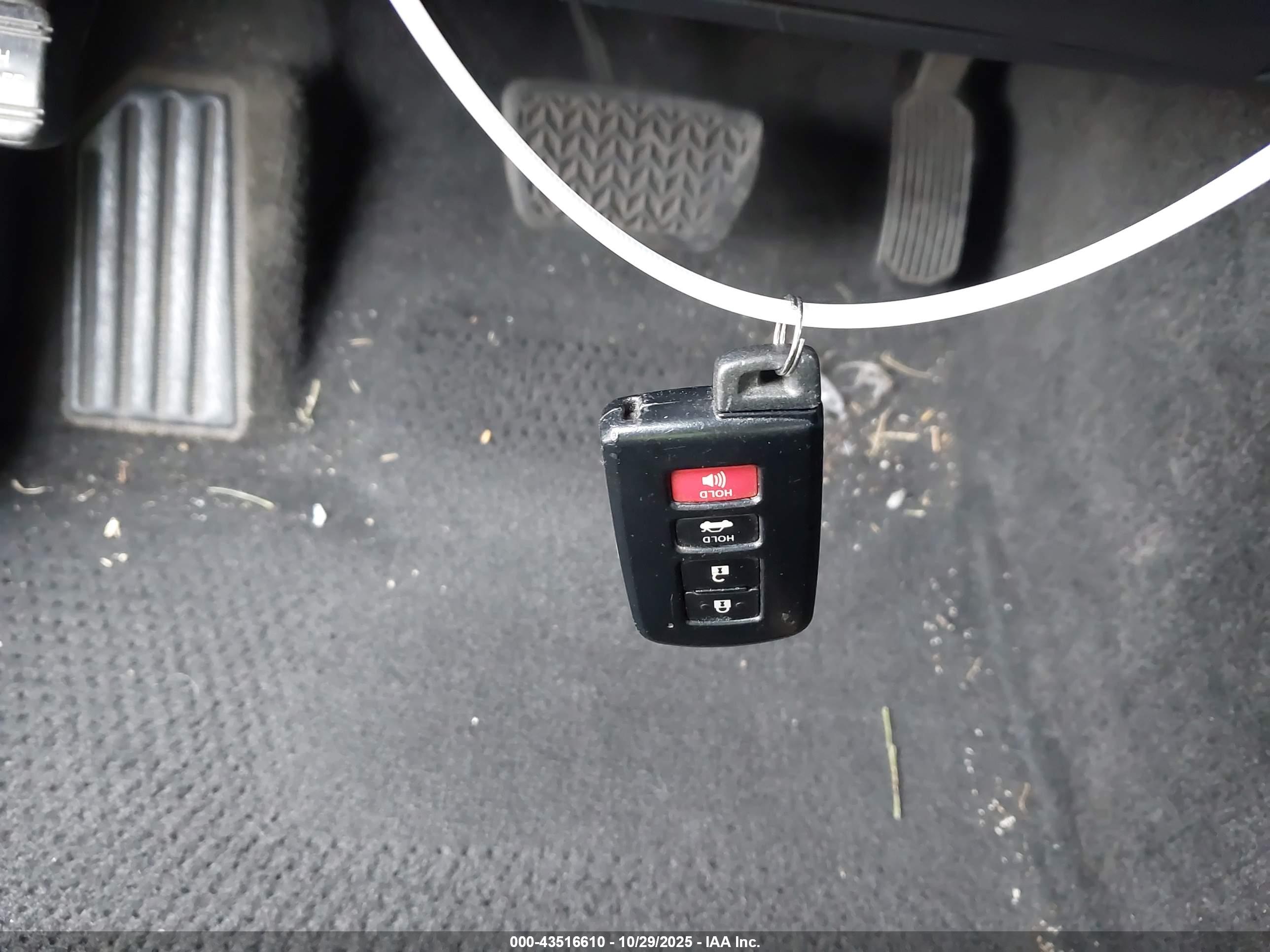 TOYOTA AVALON image 11