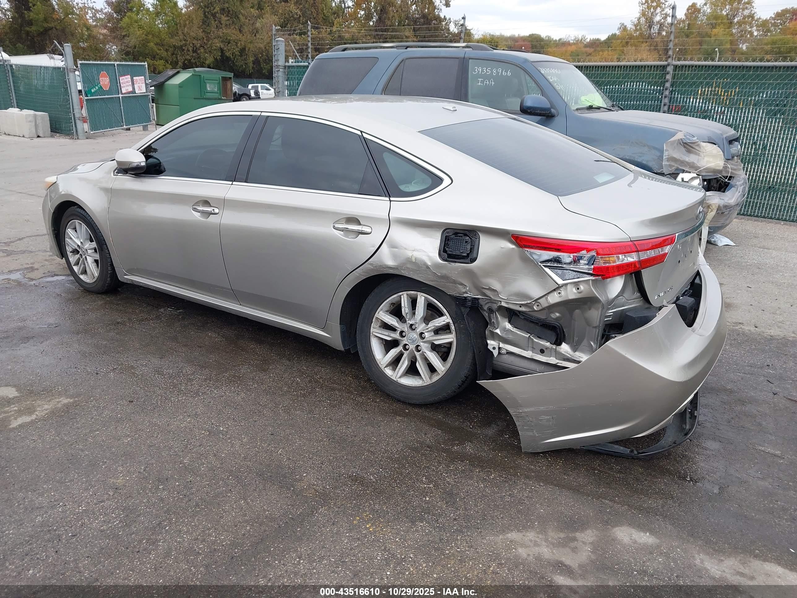 TOYOTA AVALON image 3