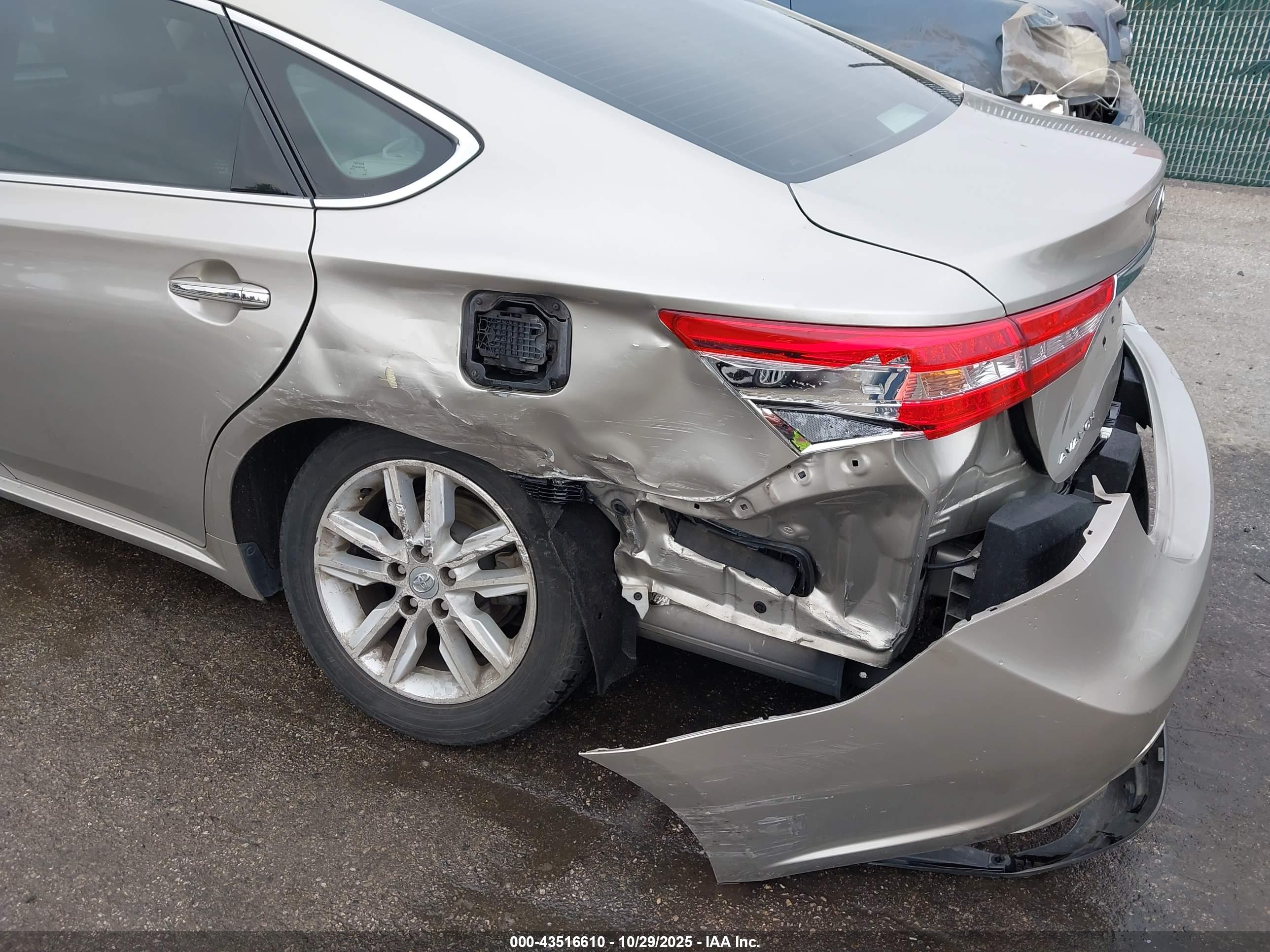 TOYOTA AVALON image 6