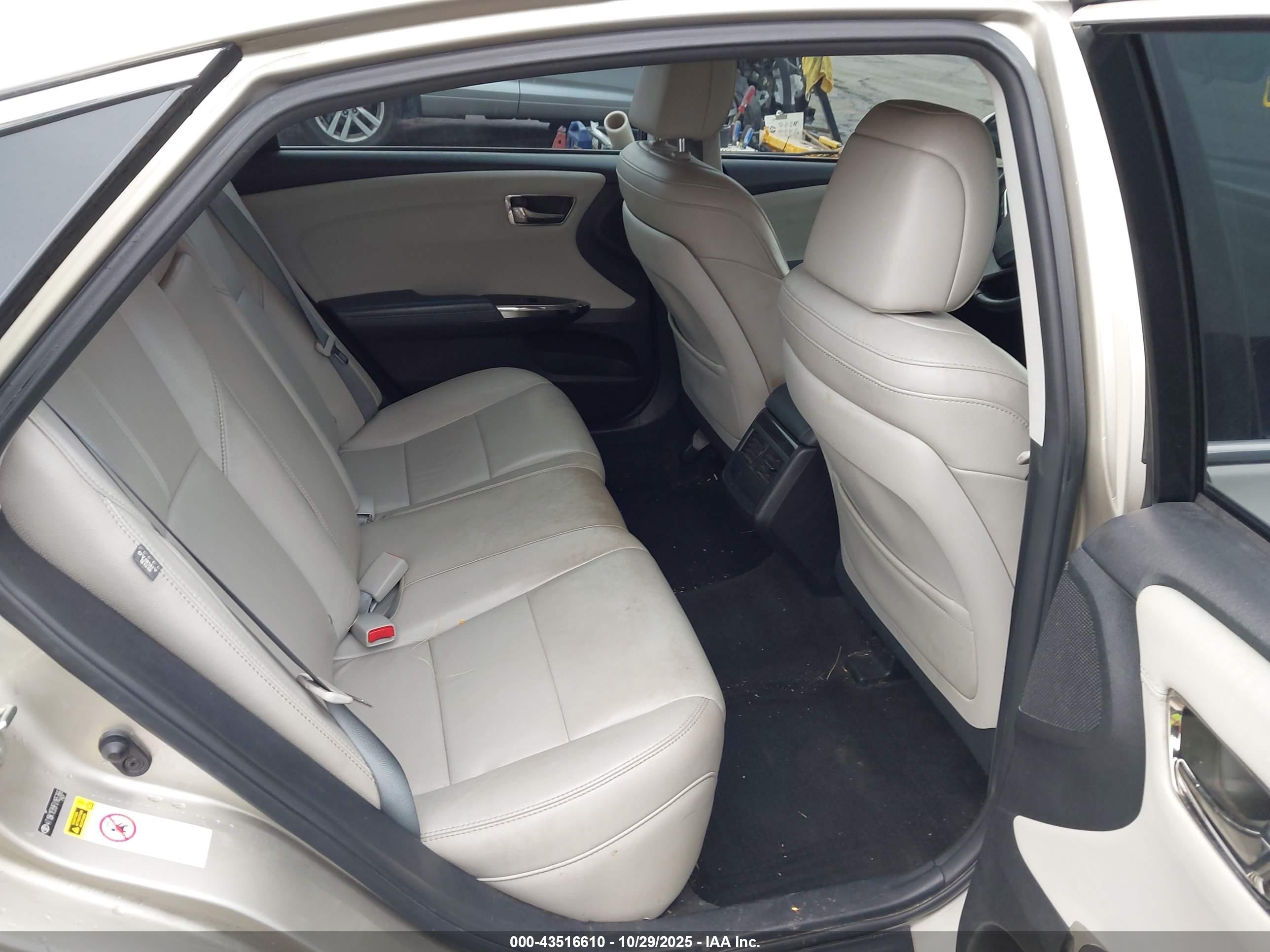 TOYOTA AVALON image 8