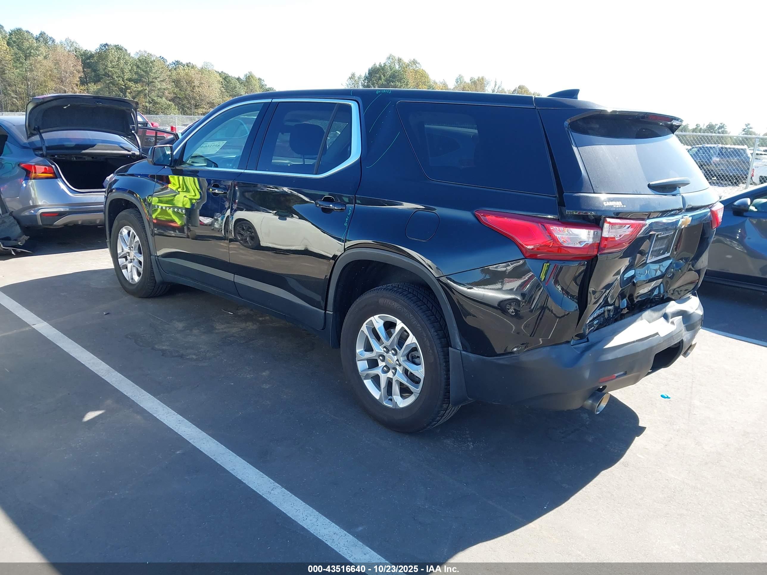 CHEVROLET TRAVERSE image 3