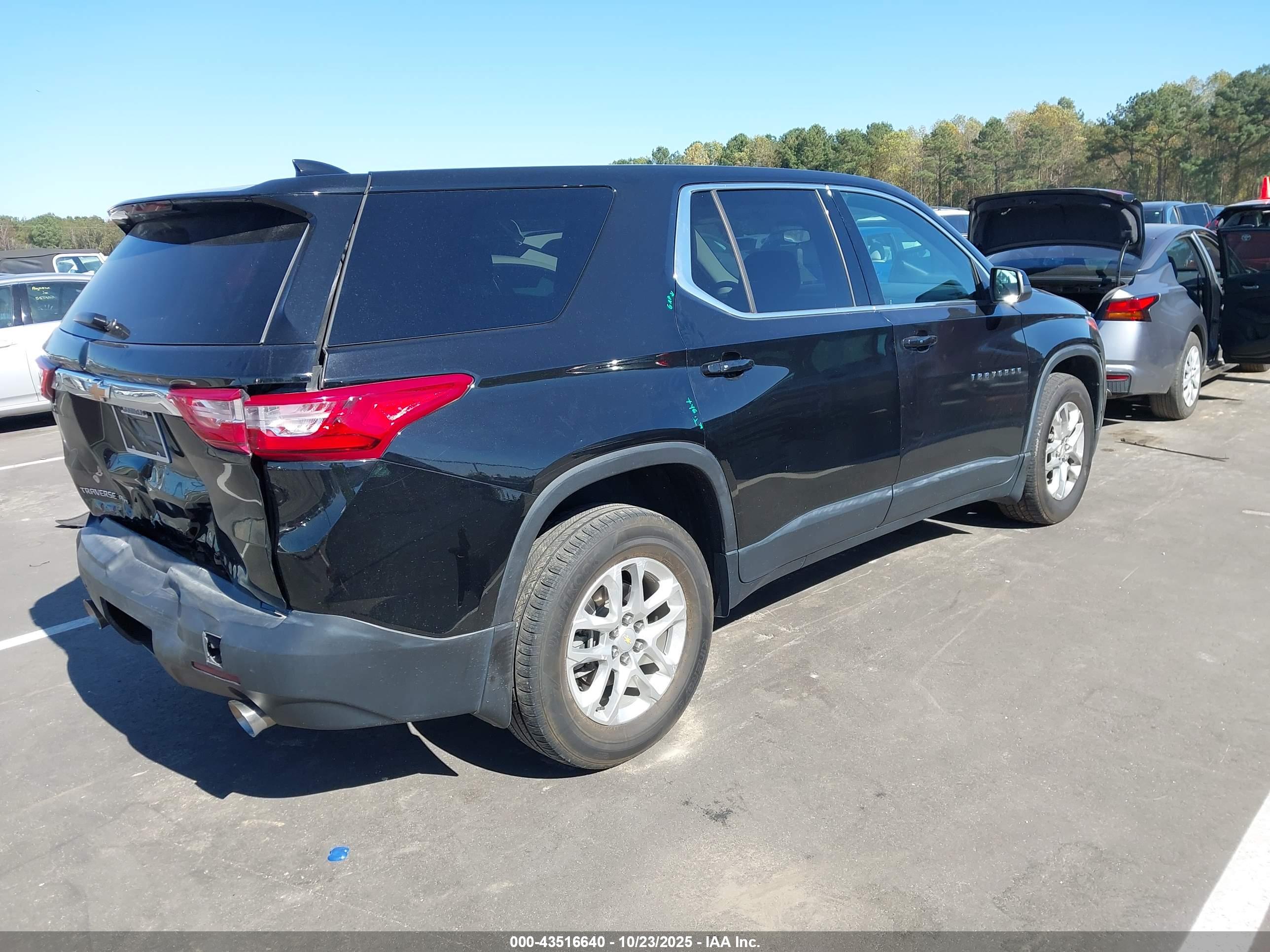 CHEVROLET TRAVERSE image 4