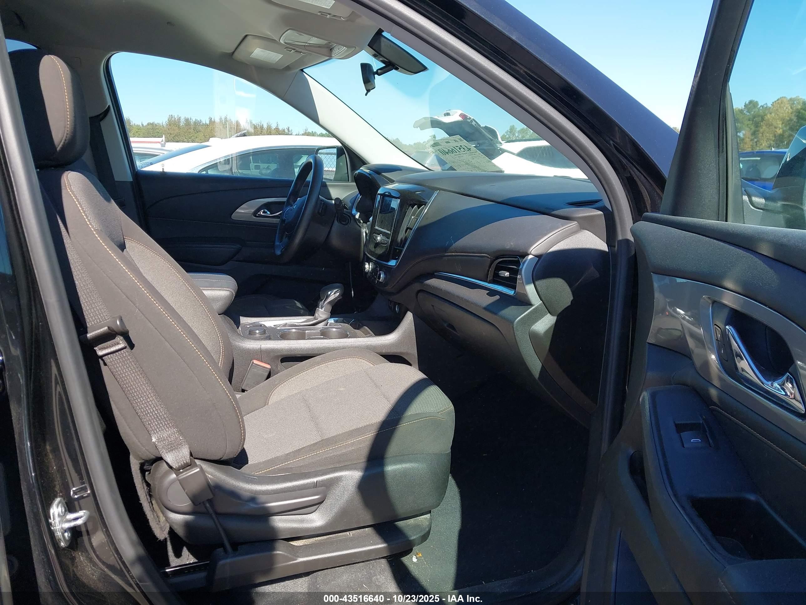 CHEVROLET TRAVERSE image 5