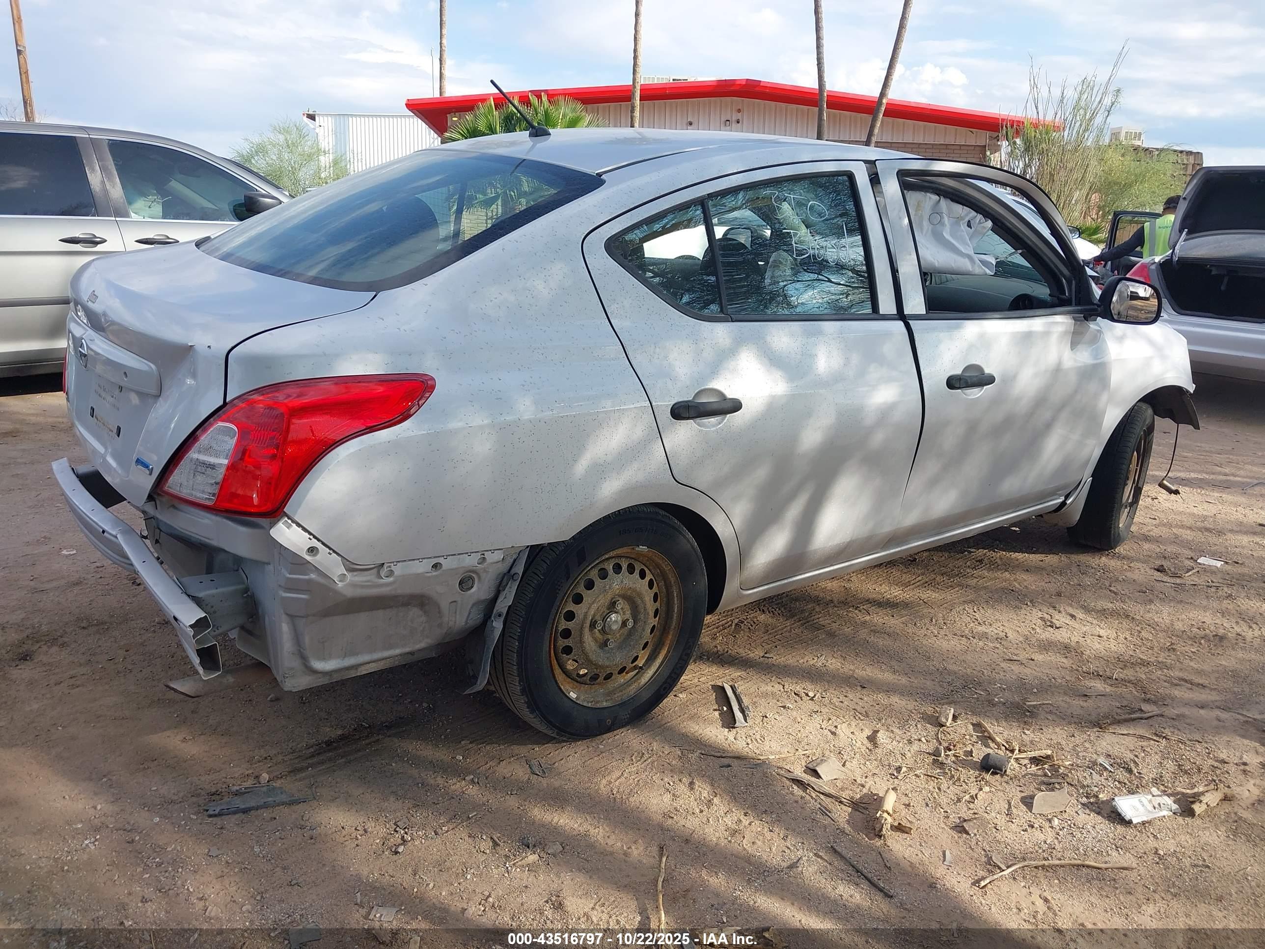 NISSAN VERSA image 4