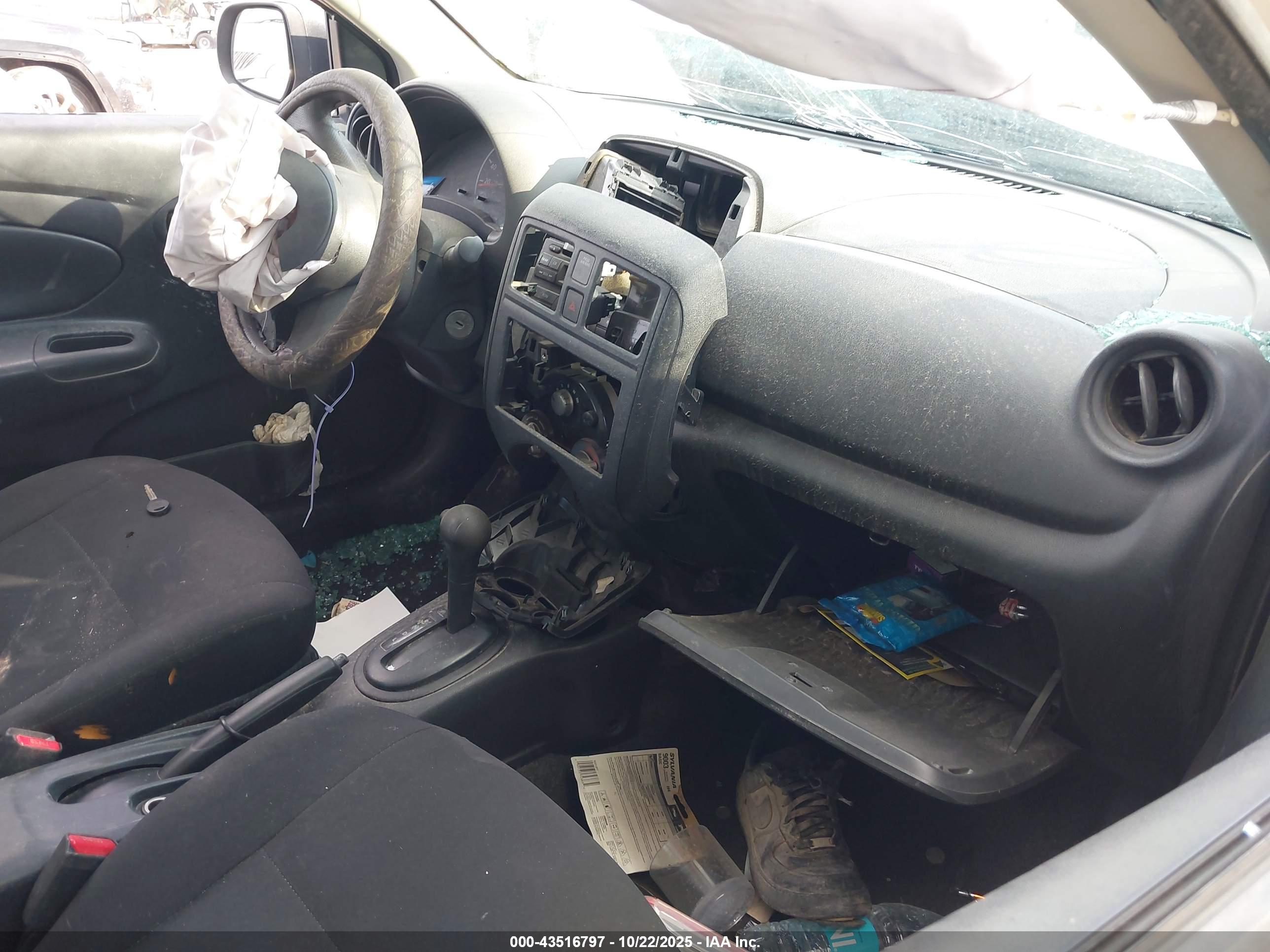 NISSAN VERSA image 5