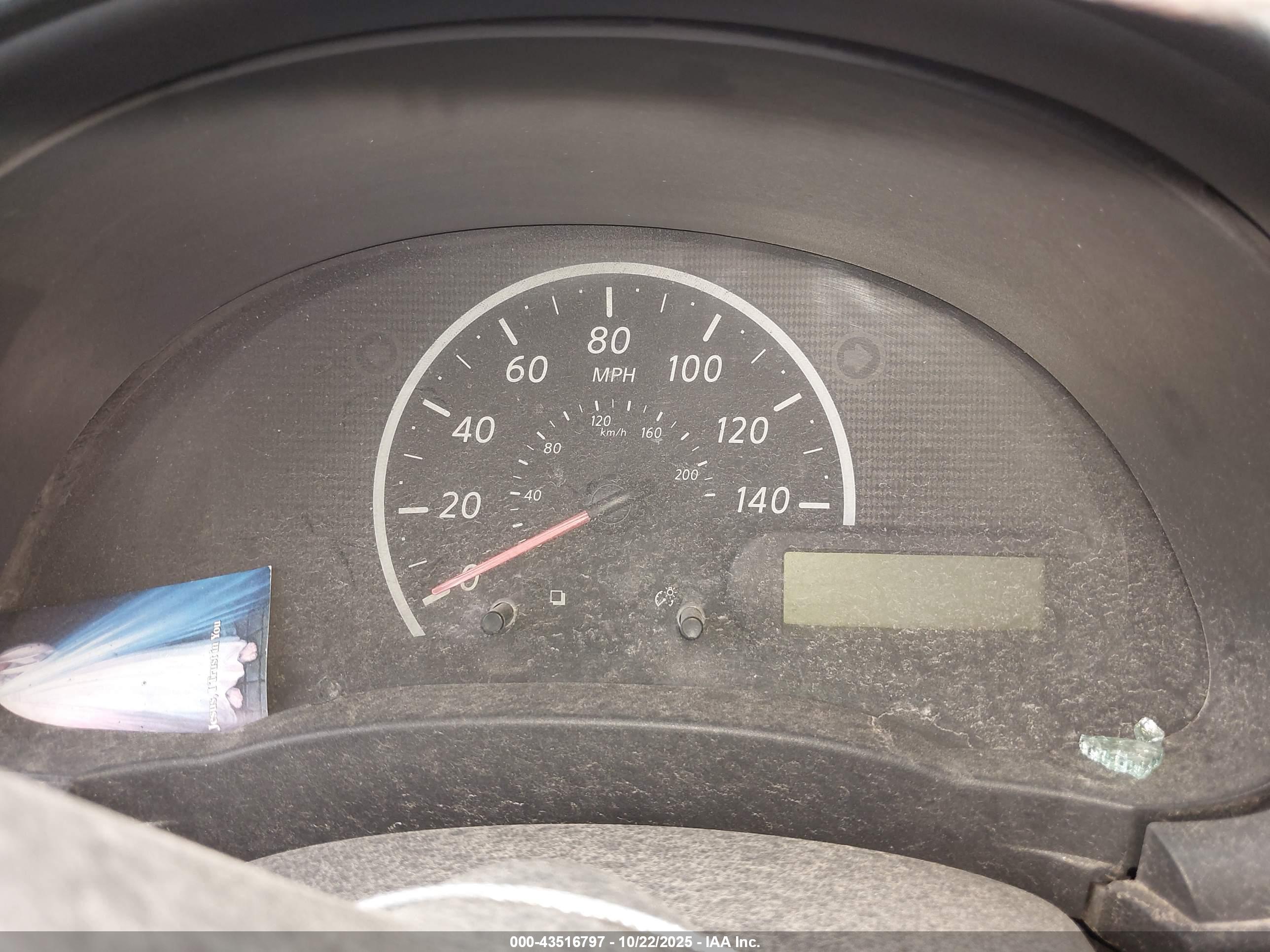 NISSAN VERSA image 7