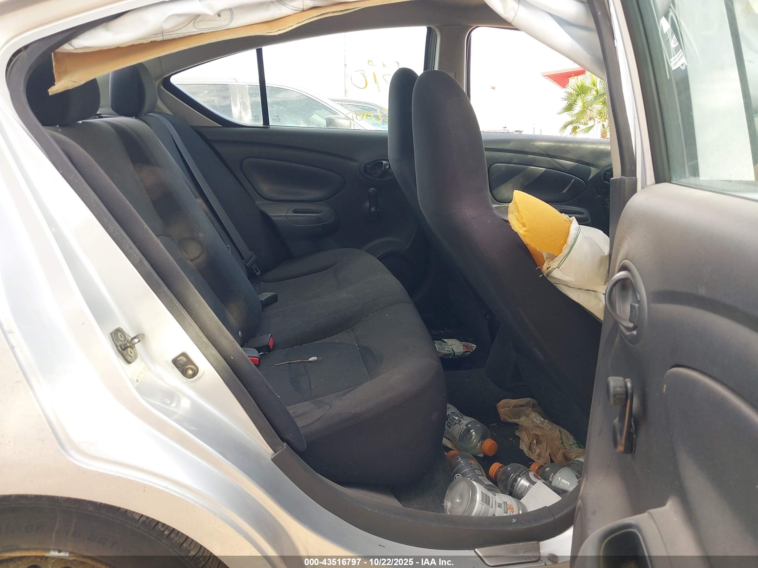 NISSAN VERSA image 8