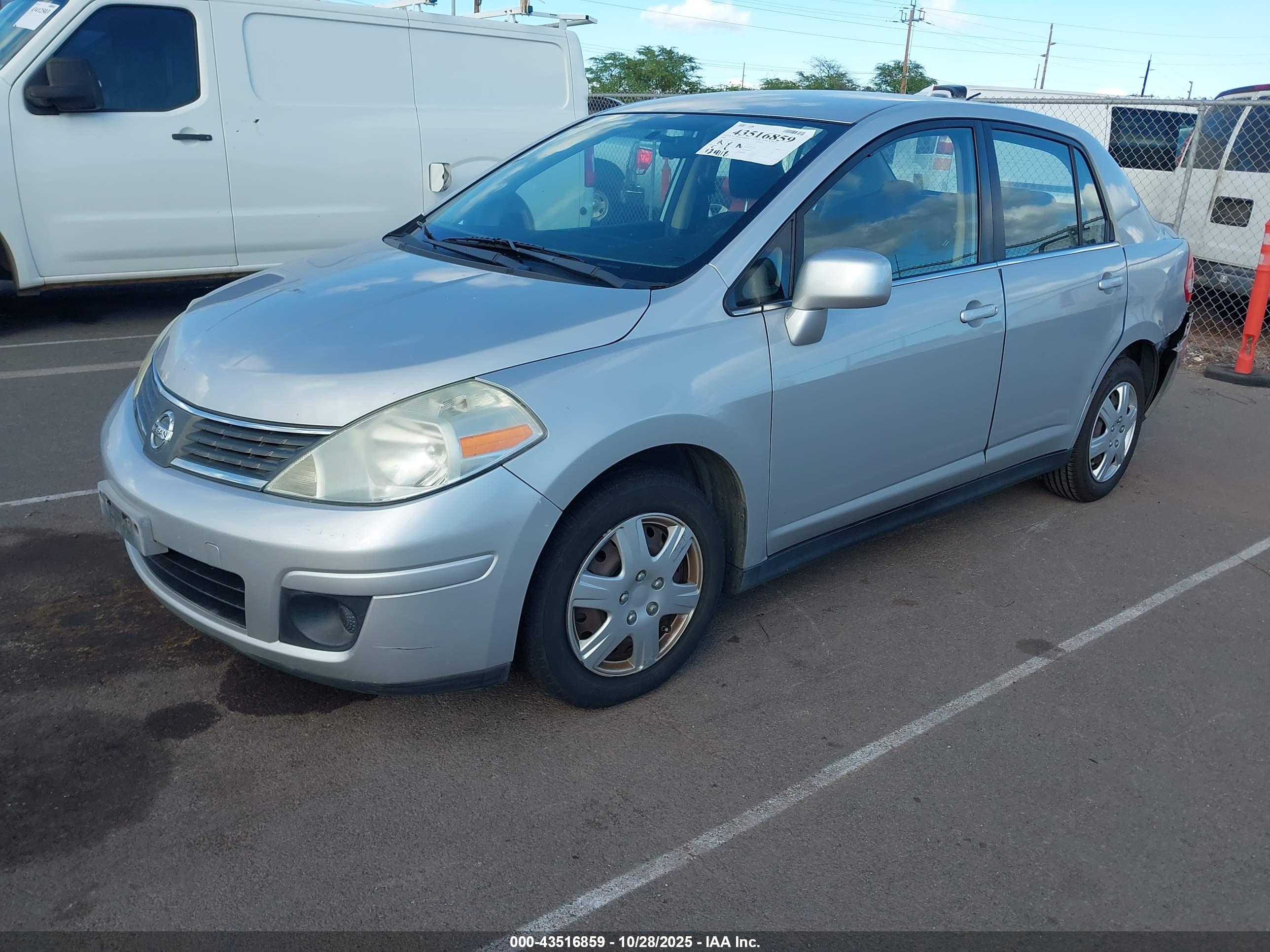 NISSAN VERSA image 2