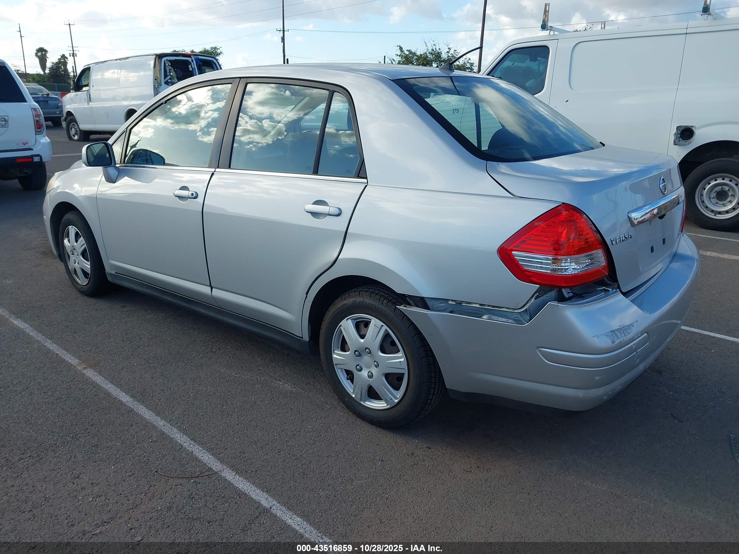 NISSAN VERSA image 3