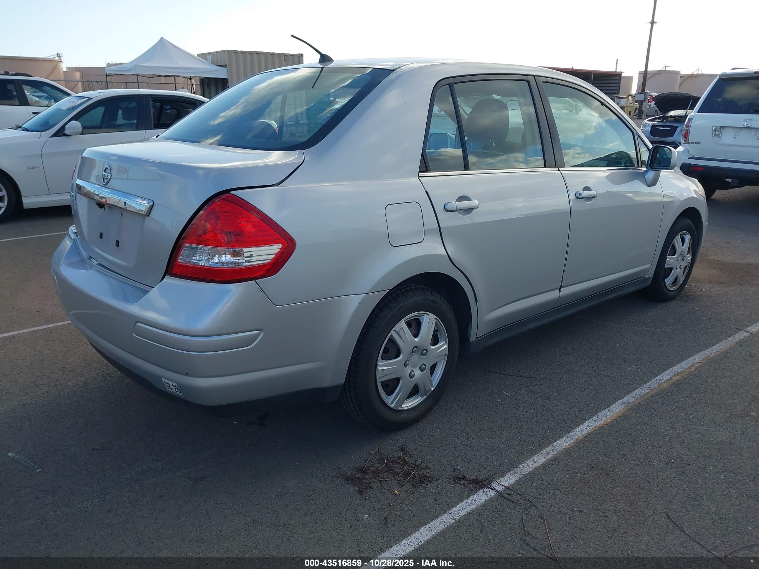 NISSAN VERSA image 4