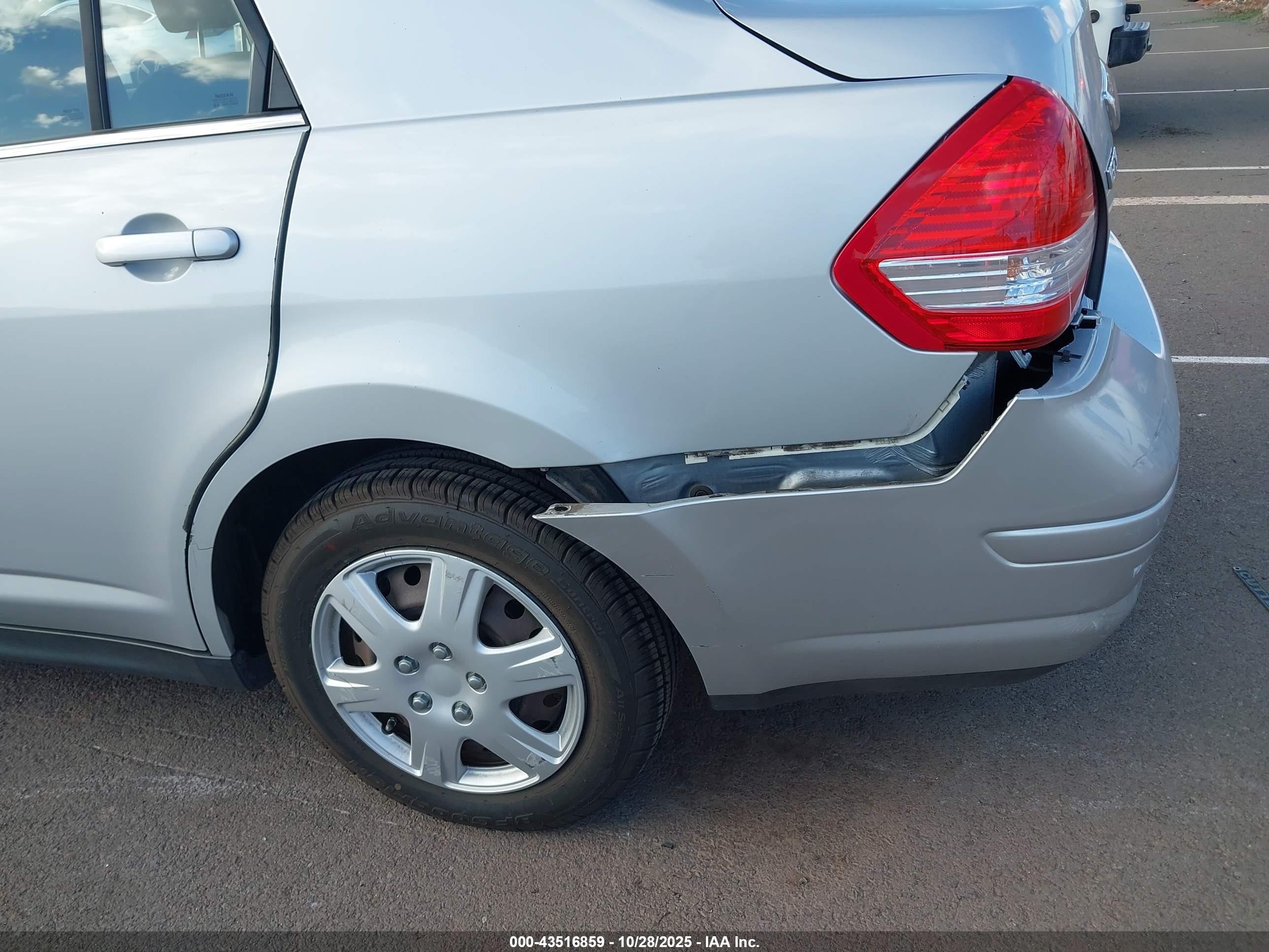 NISSAN VERSA image 6