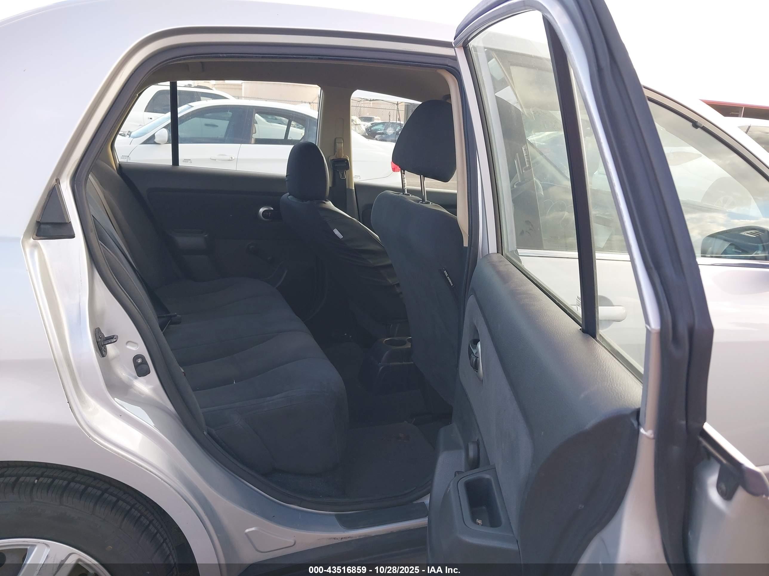 NISSAN VERSA image 8