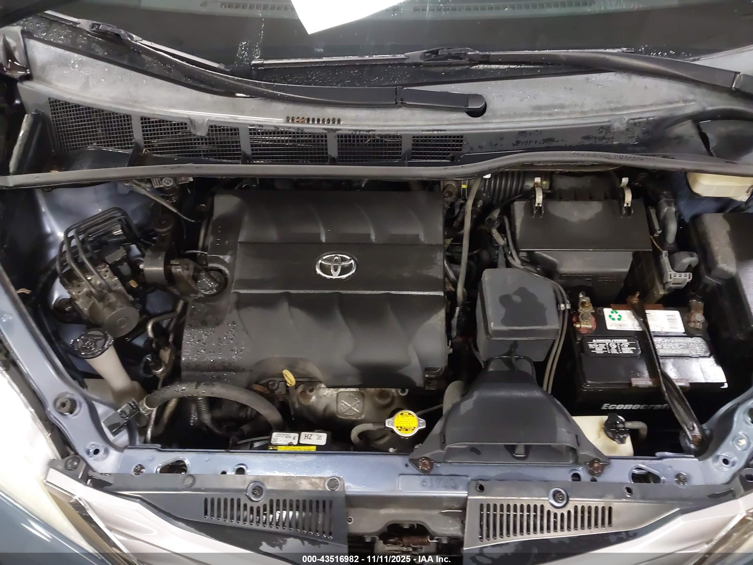 TOYOTA SIENNA image 10