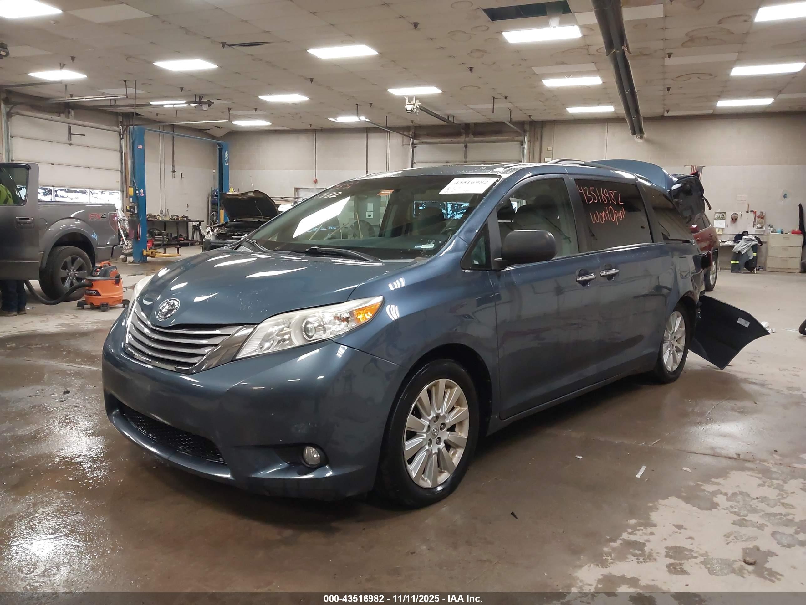 TOYOTA SIENNA image 2