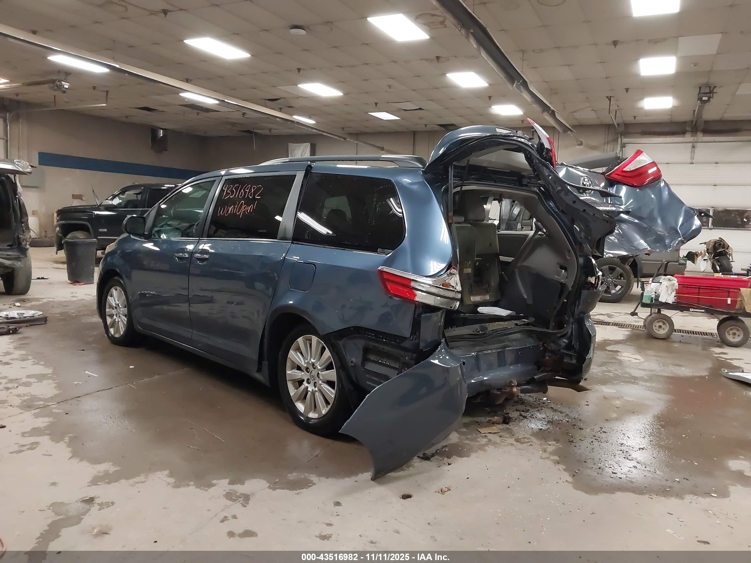 TOYOTA SIENNA image 3
