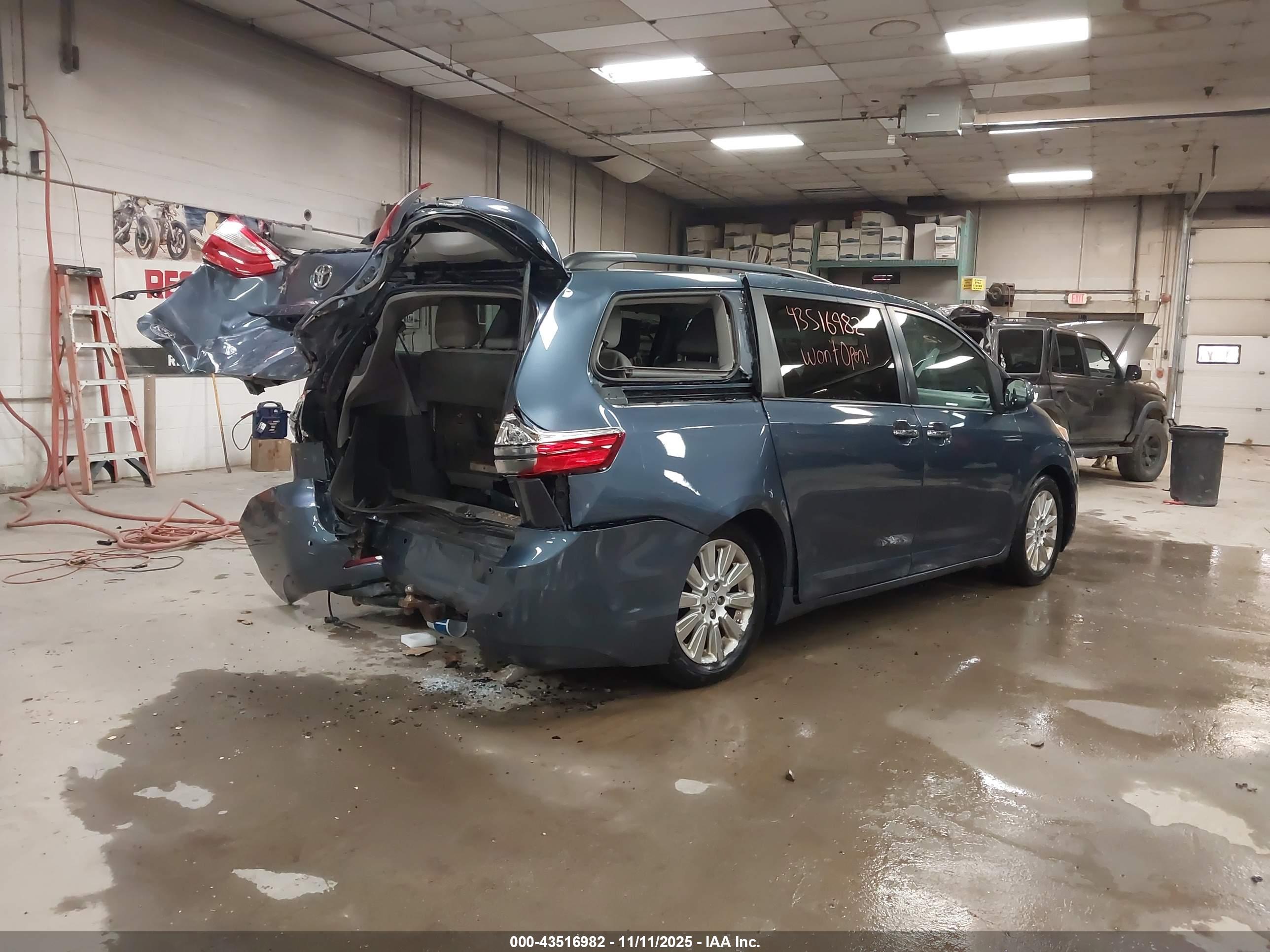 TOYOTA SIENNA image 4