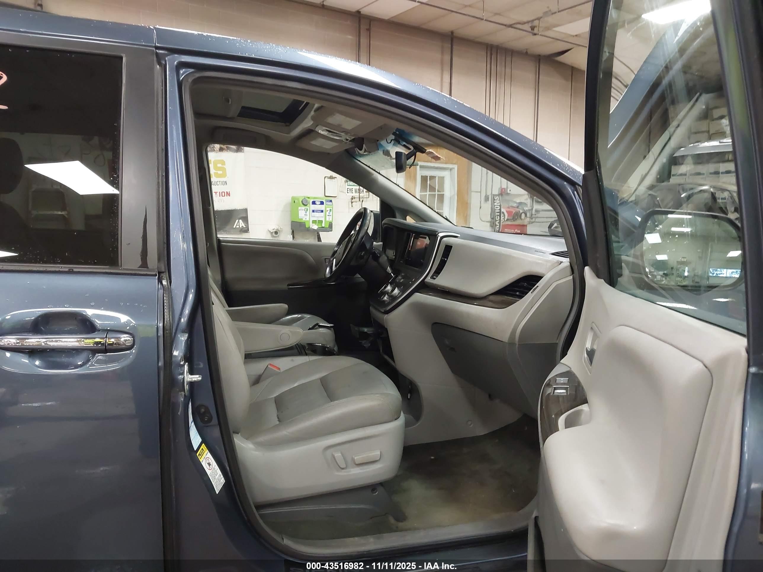 TOYOTA SIENNA image 5