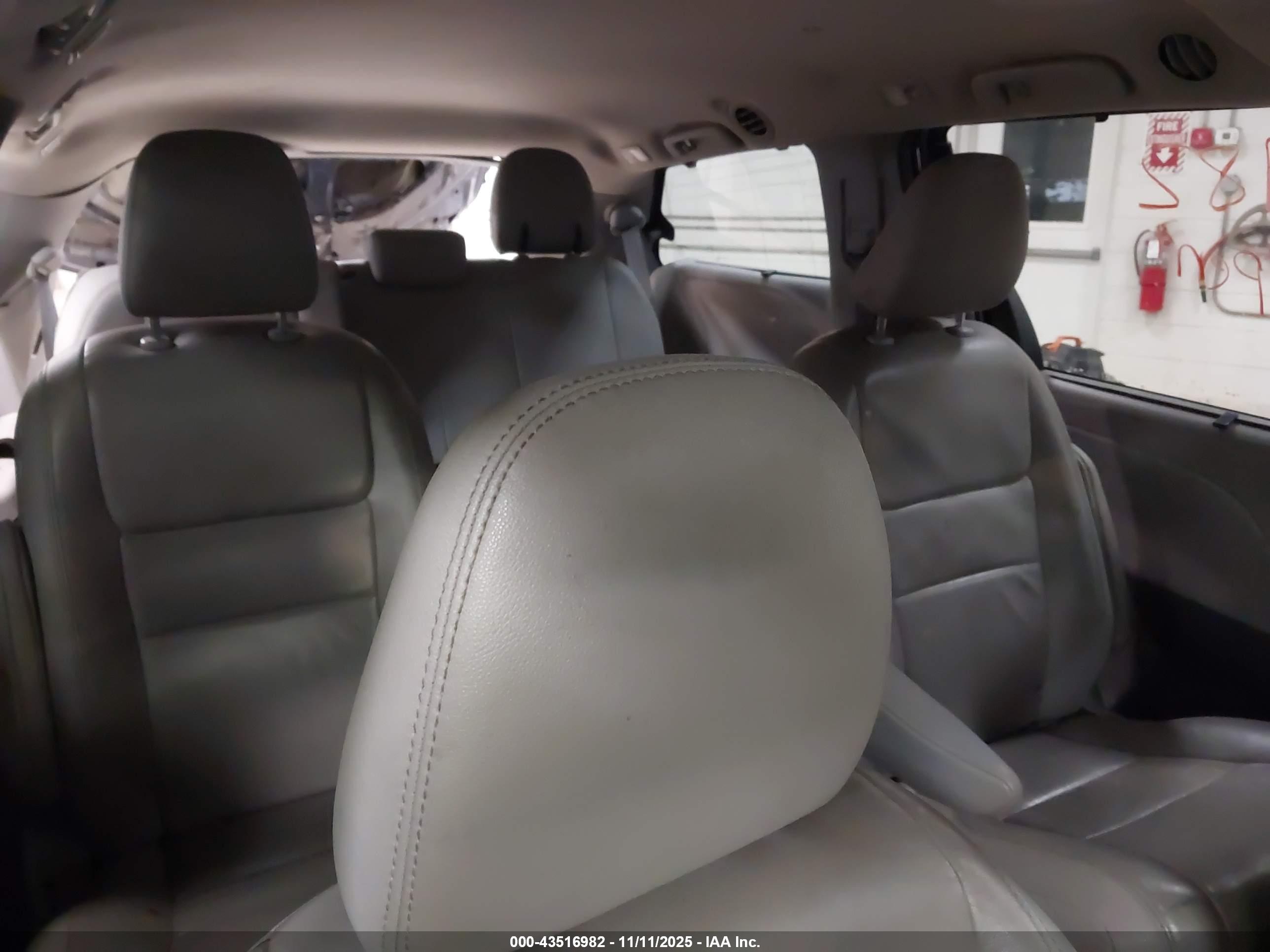 TOYOTA SIENNA image 8