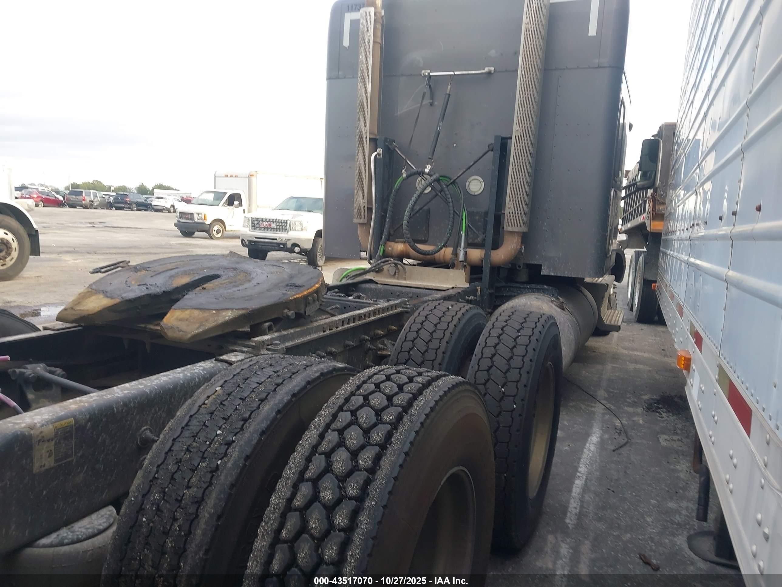 PETERBILT 567 image 4