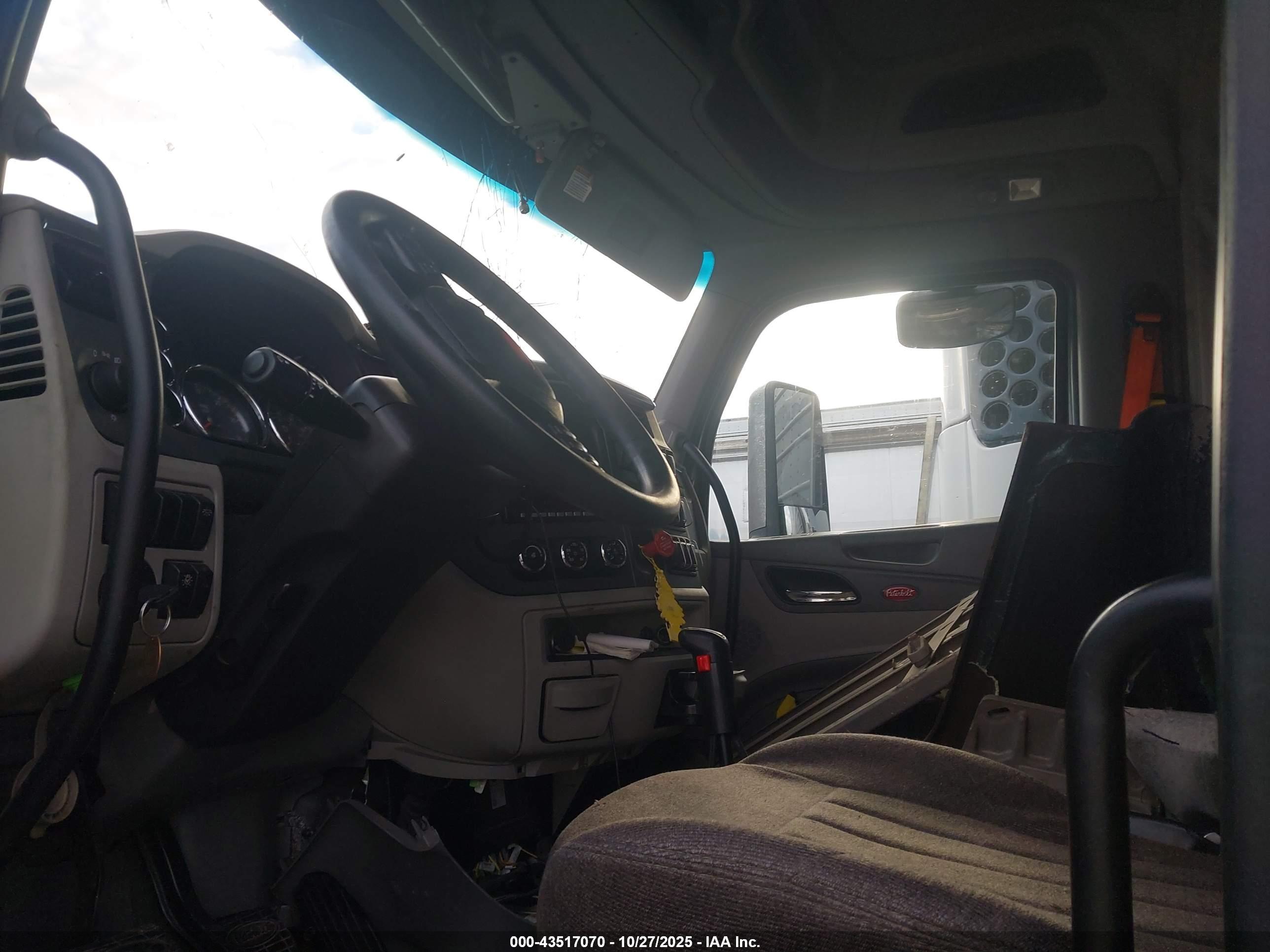 PETERBILT 567 image 8