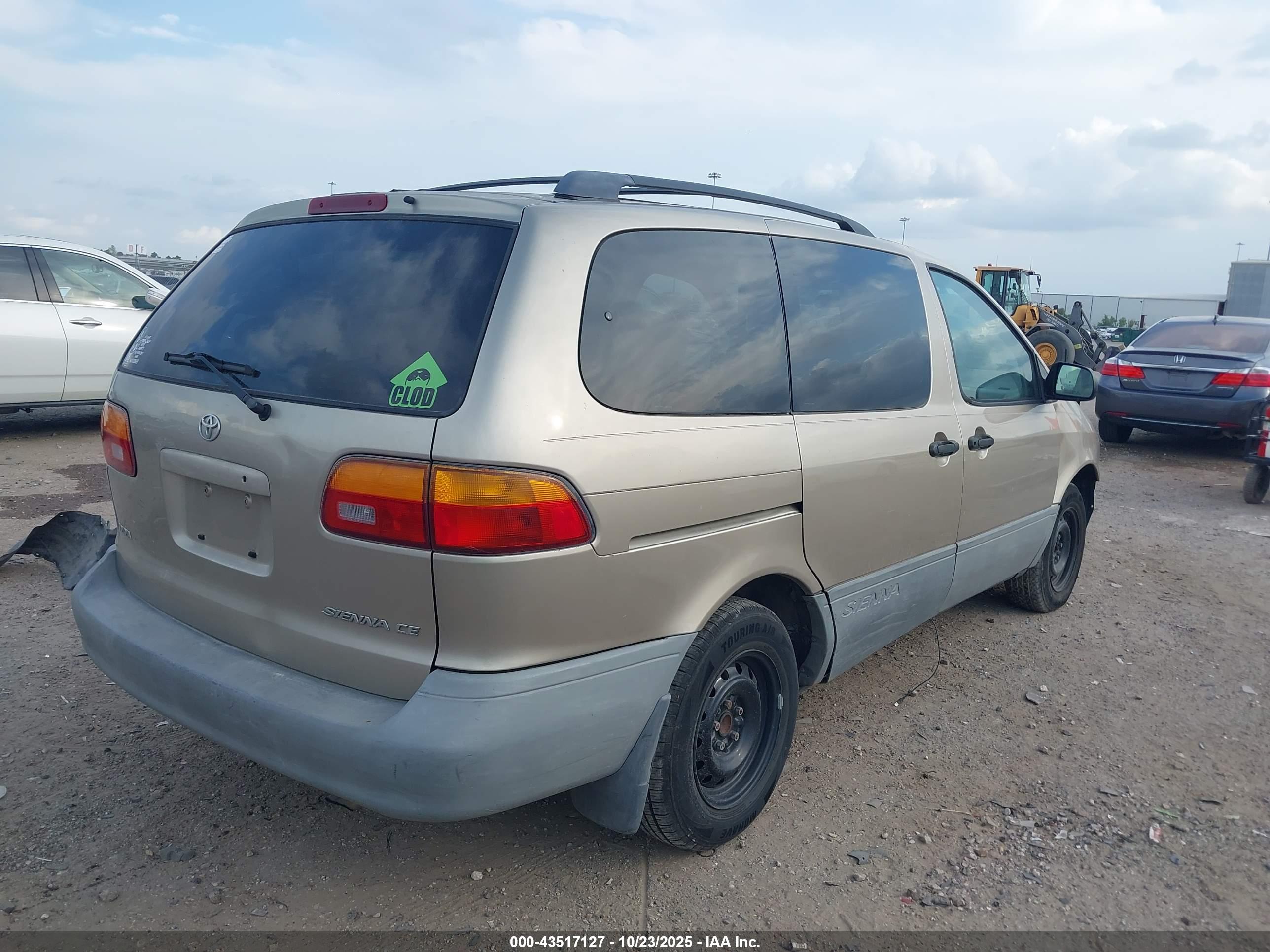 TOYOTA SIENNA image 4
