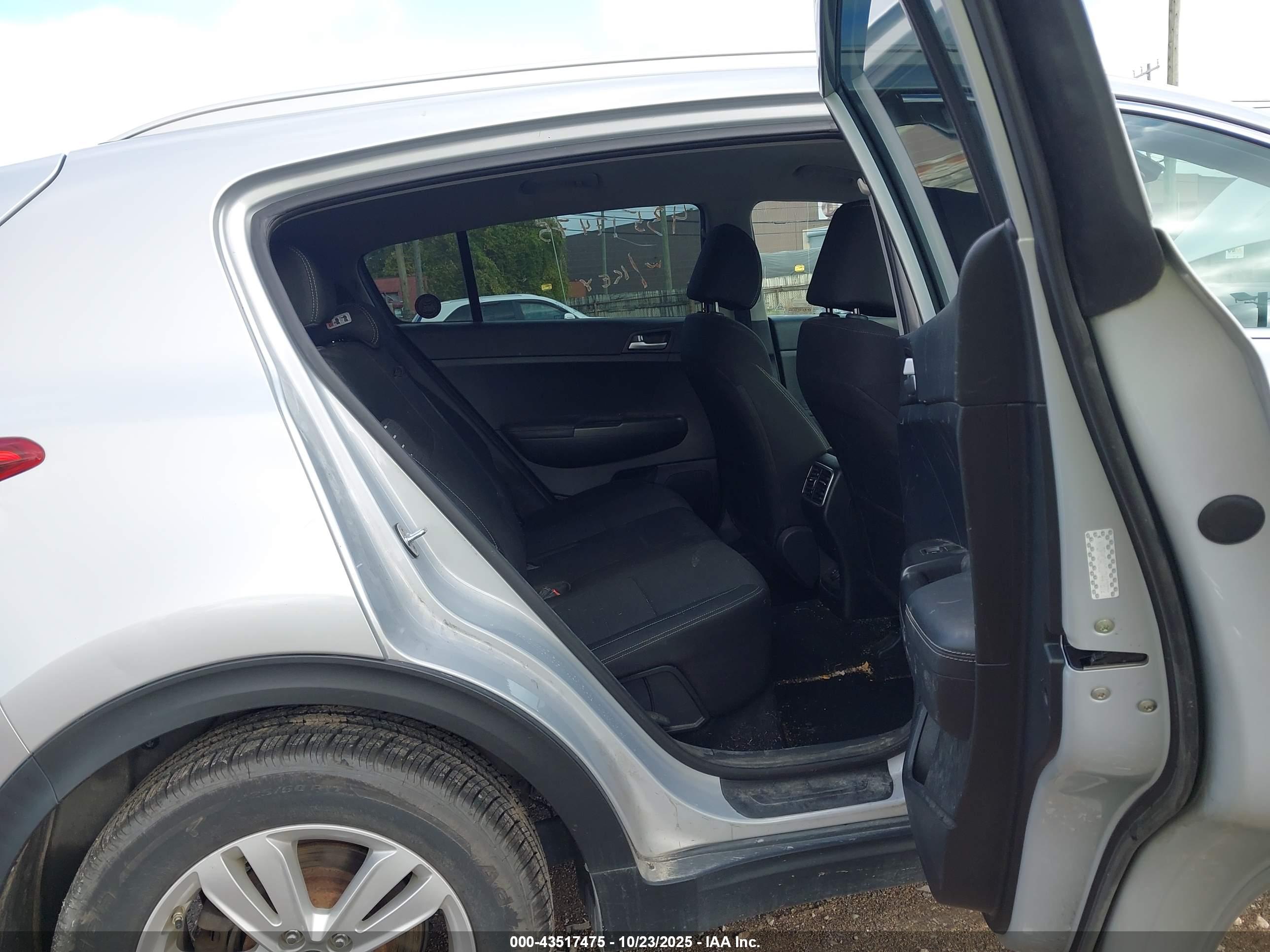 KIA SPORTAGE image 8
