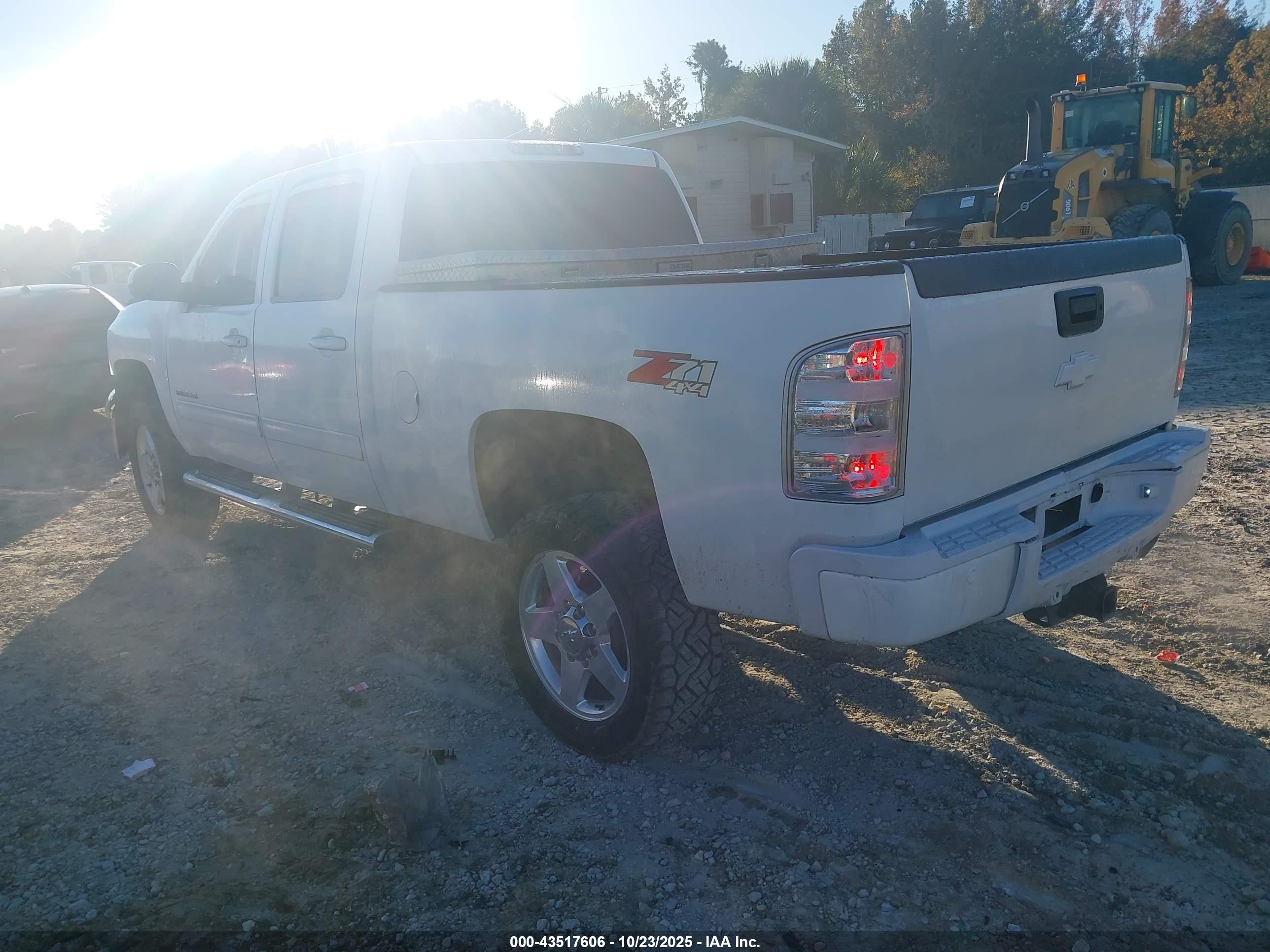 CHEVROLET SILVERADO image 3