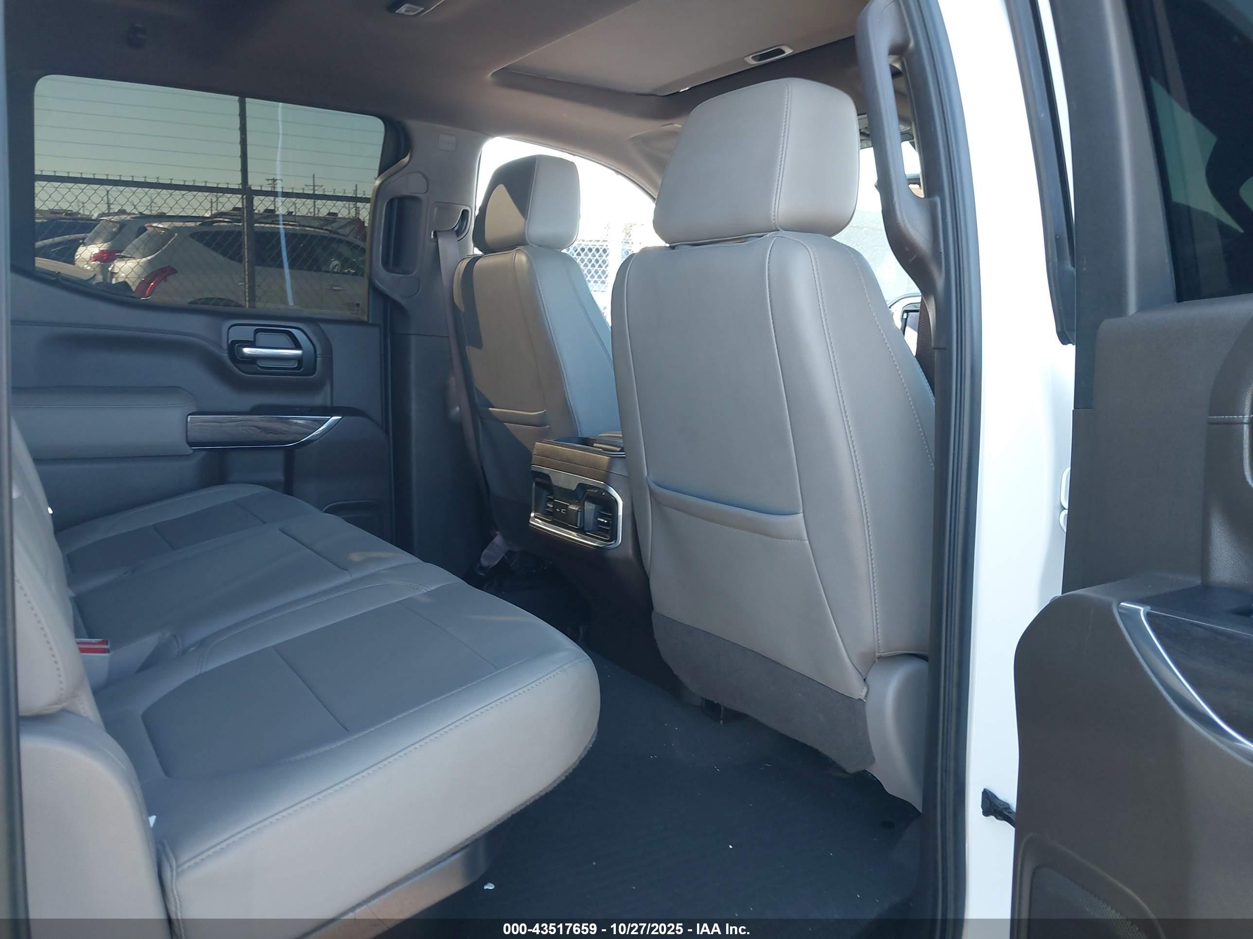 CHEVROLET SILVERADO image 8